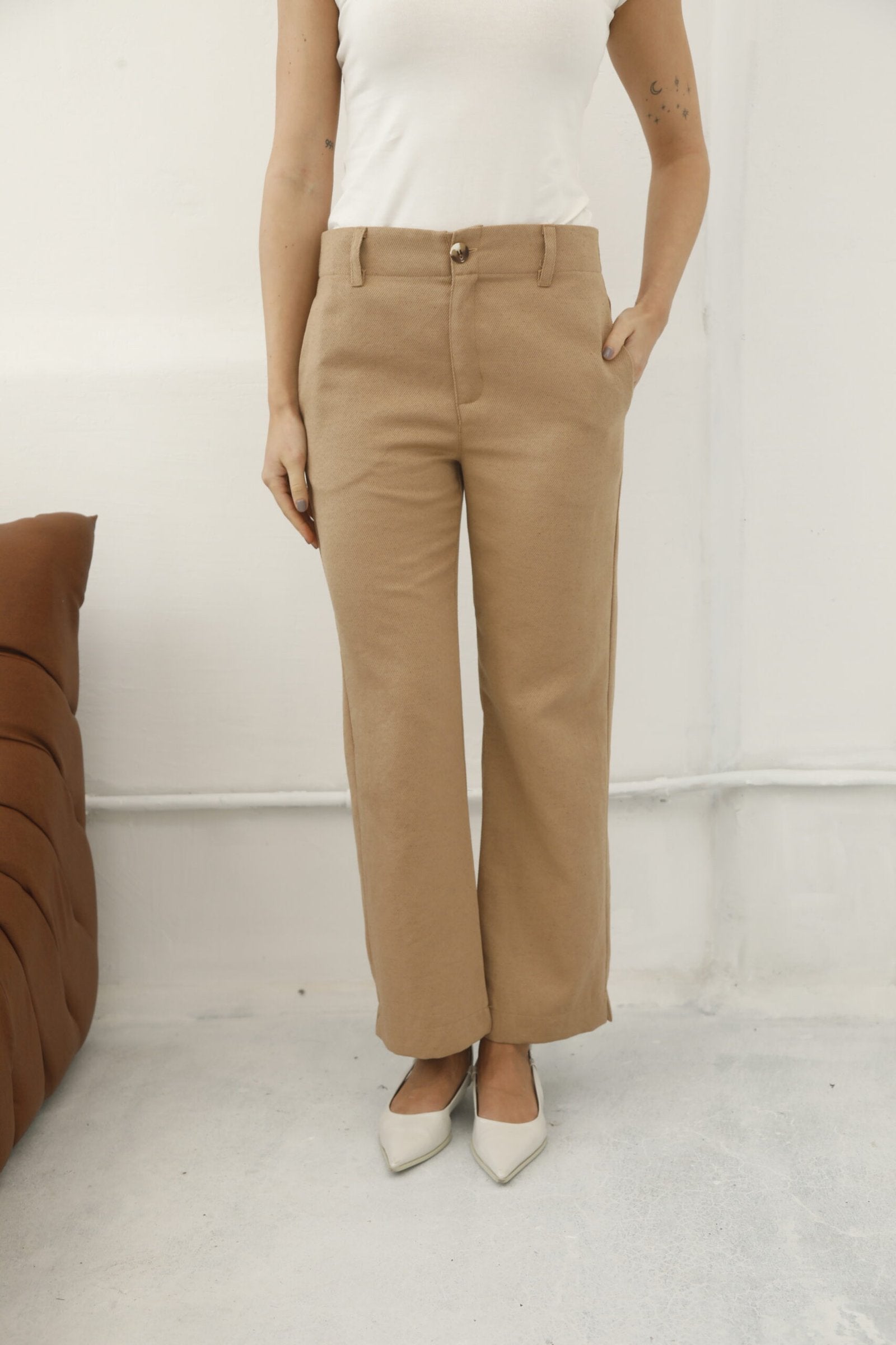 Pantalón beige de tiro medio y pierna recta con cierre