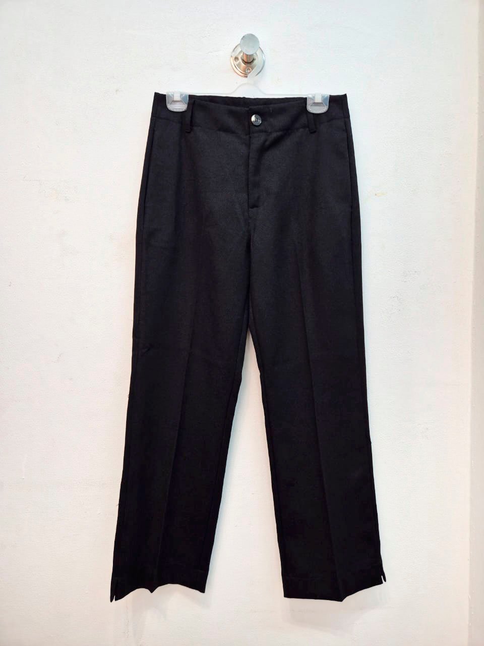 Pantalón negro de tiro alto con pierna recta y bajo desflecado