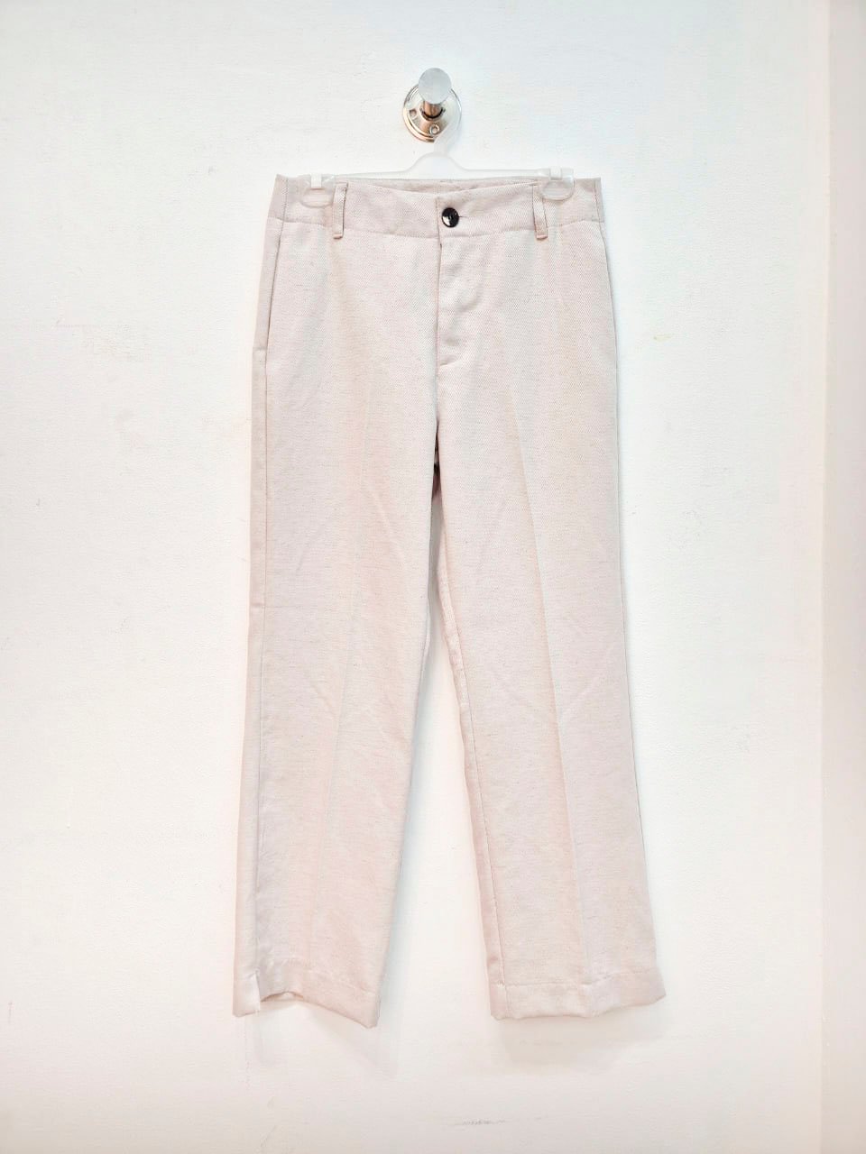 Pantalón beige de tiro alto y pierna recta