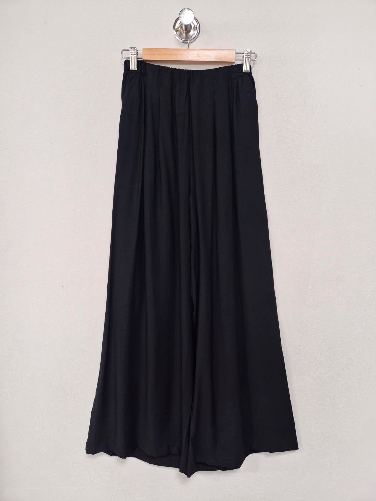 Pantalón palazzo negro de tiro alto y cintura elástica