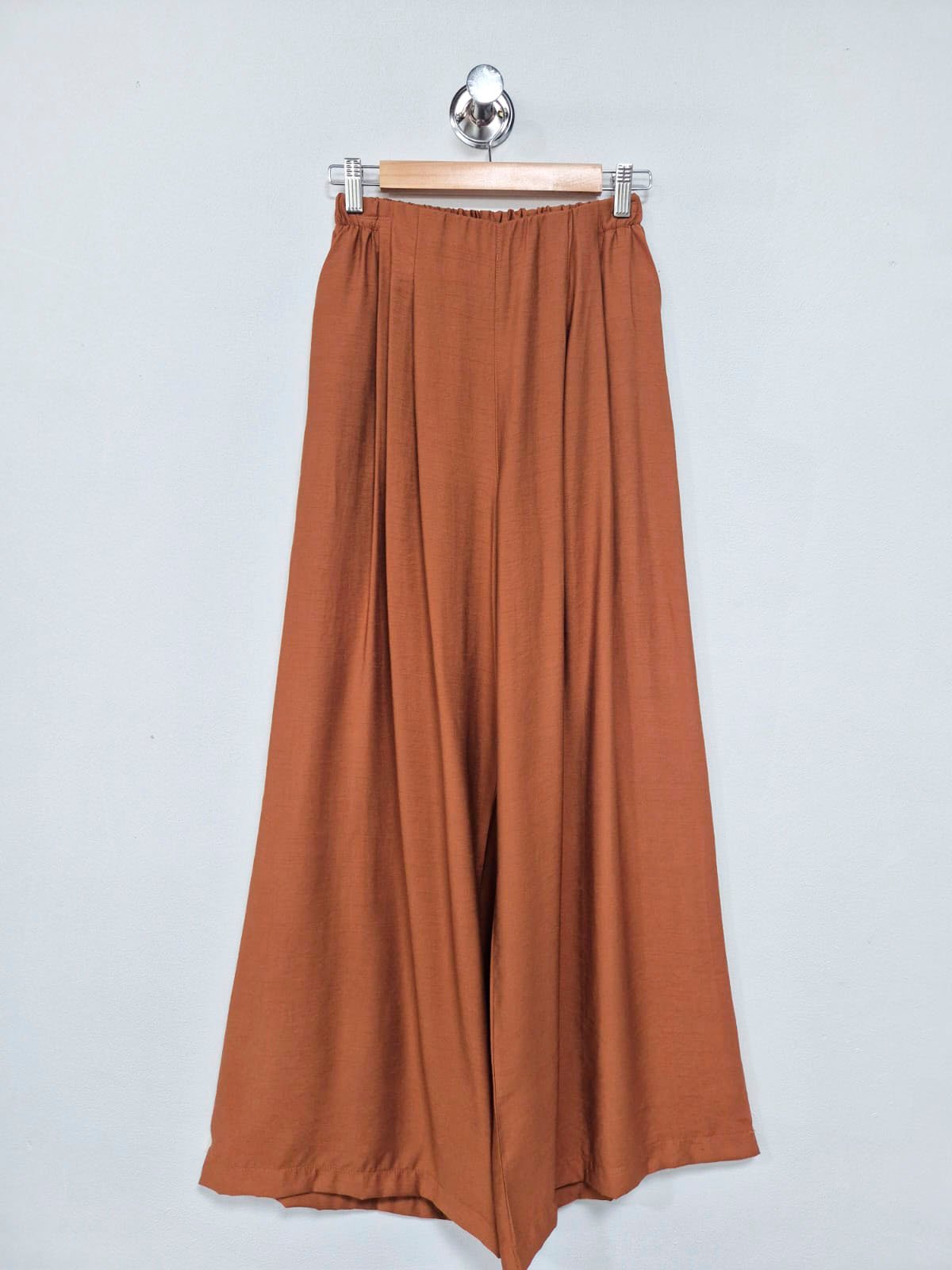 Pantalón palazzo terracota de cintura elástica y pierna ancha