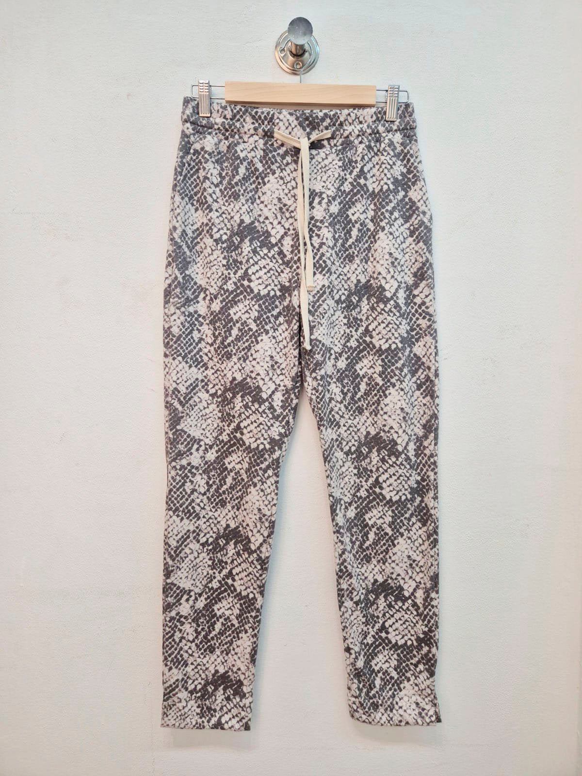 Pantalón de tiro medio con estampado serpiente gris y blanco