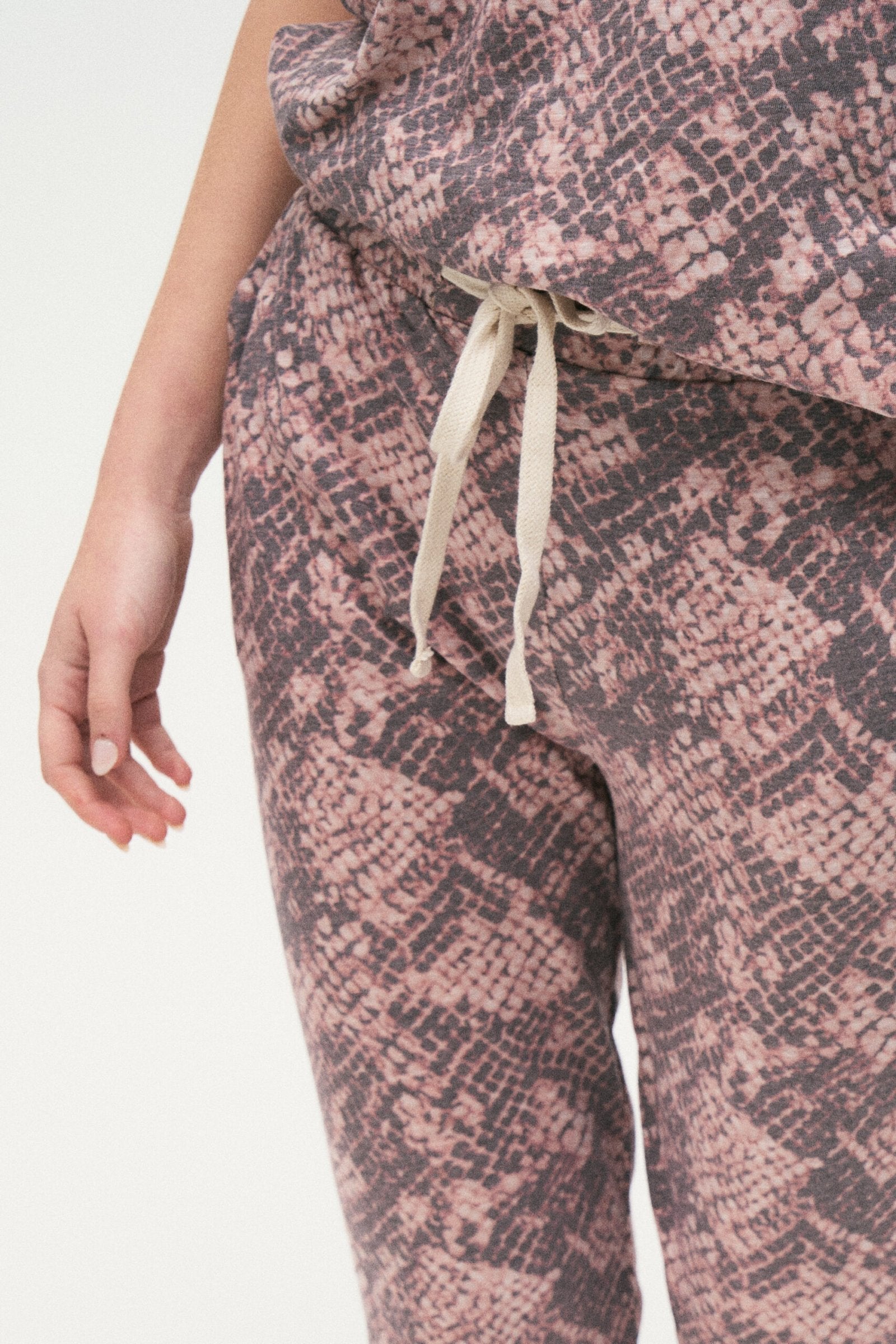 Pantalón estampado animal print rosa con cintura ajustable