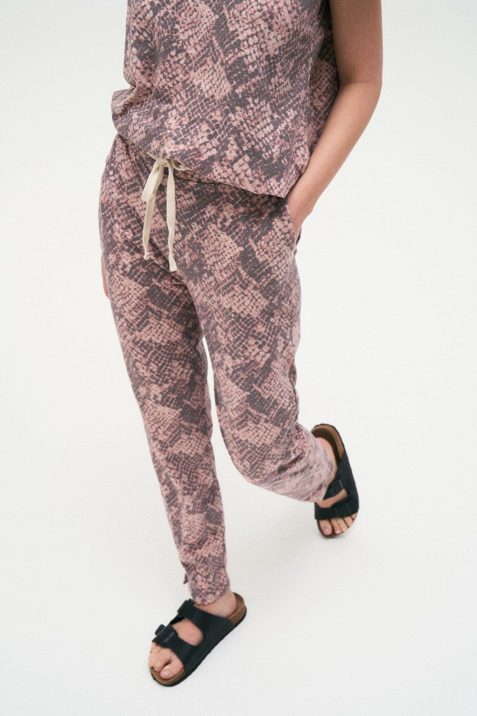 Pantalón rosa con estampado de pitonisa y cintura elástica