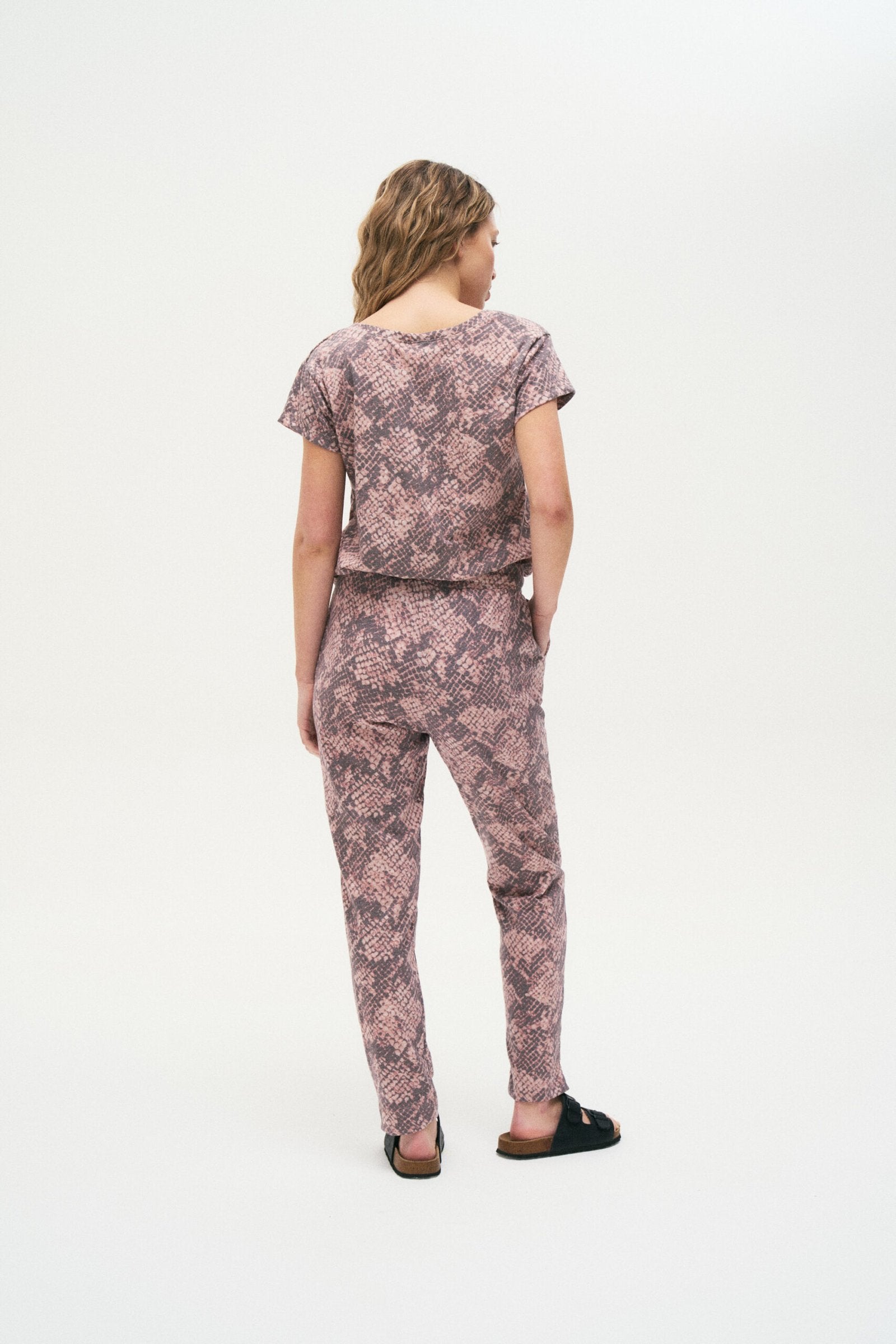 Pantalón de tiro alto con estampado de serpiente en tonos rosados
