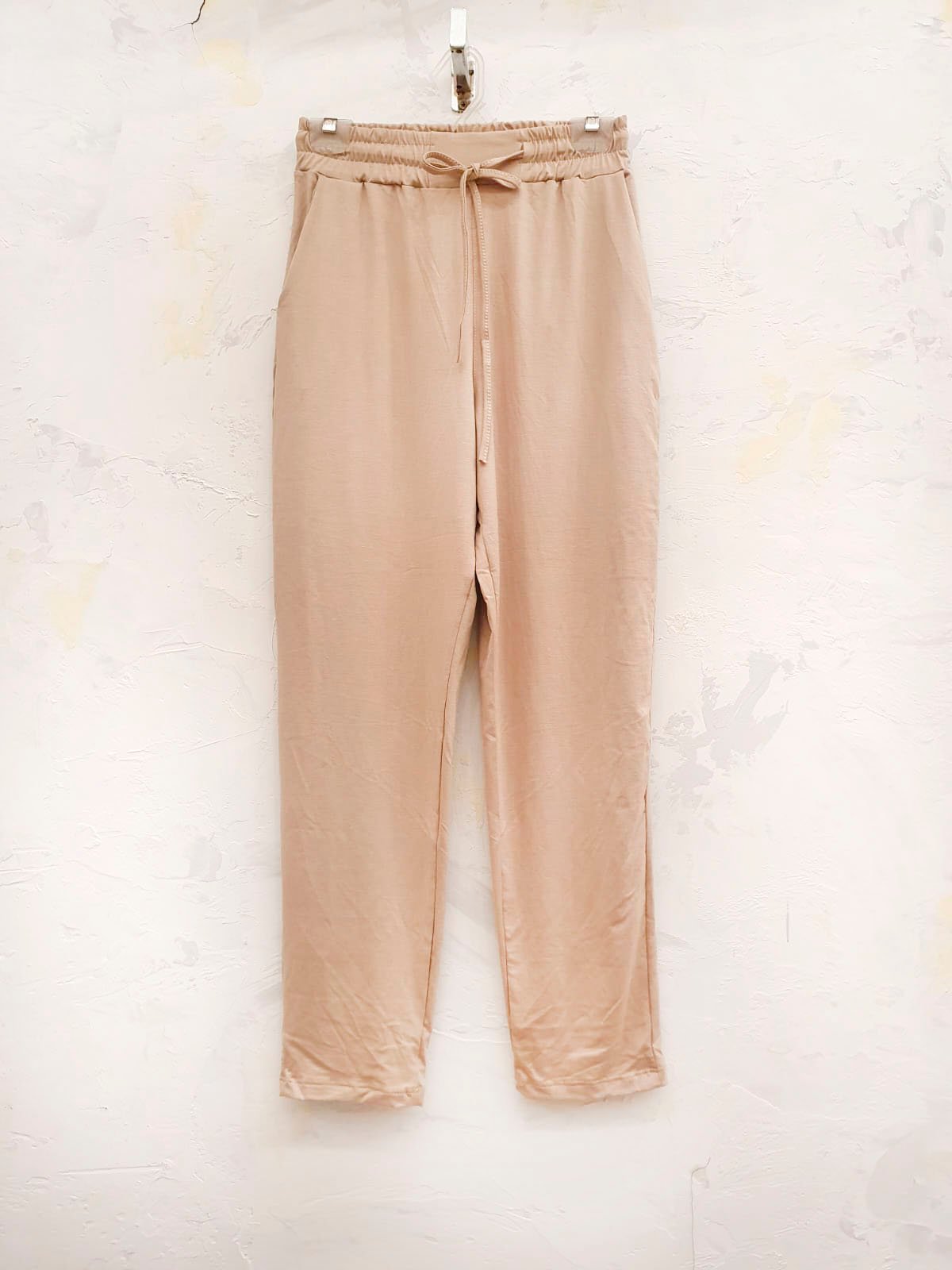 Pantalón babucha beige de tiro alto con cintura fruncida y cordón ajustable