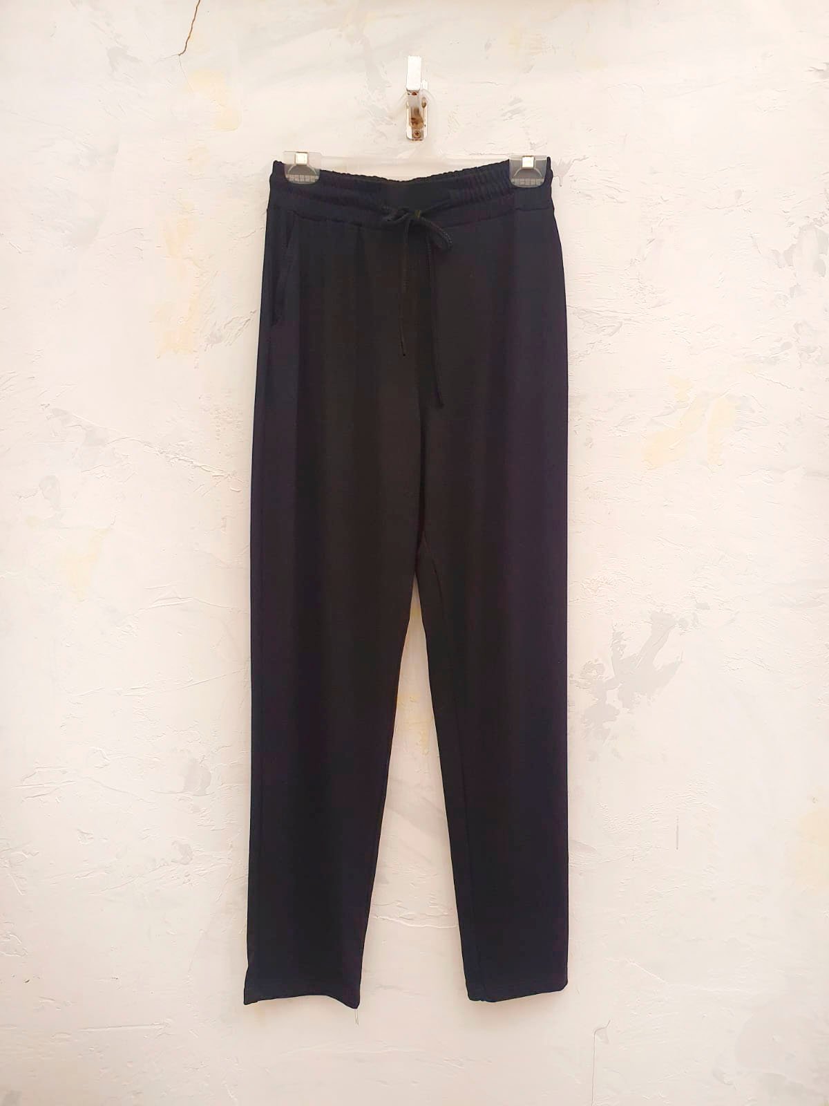Pantalón babucha negro de tiro bajo con cintura elástica y cordón