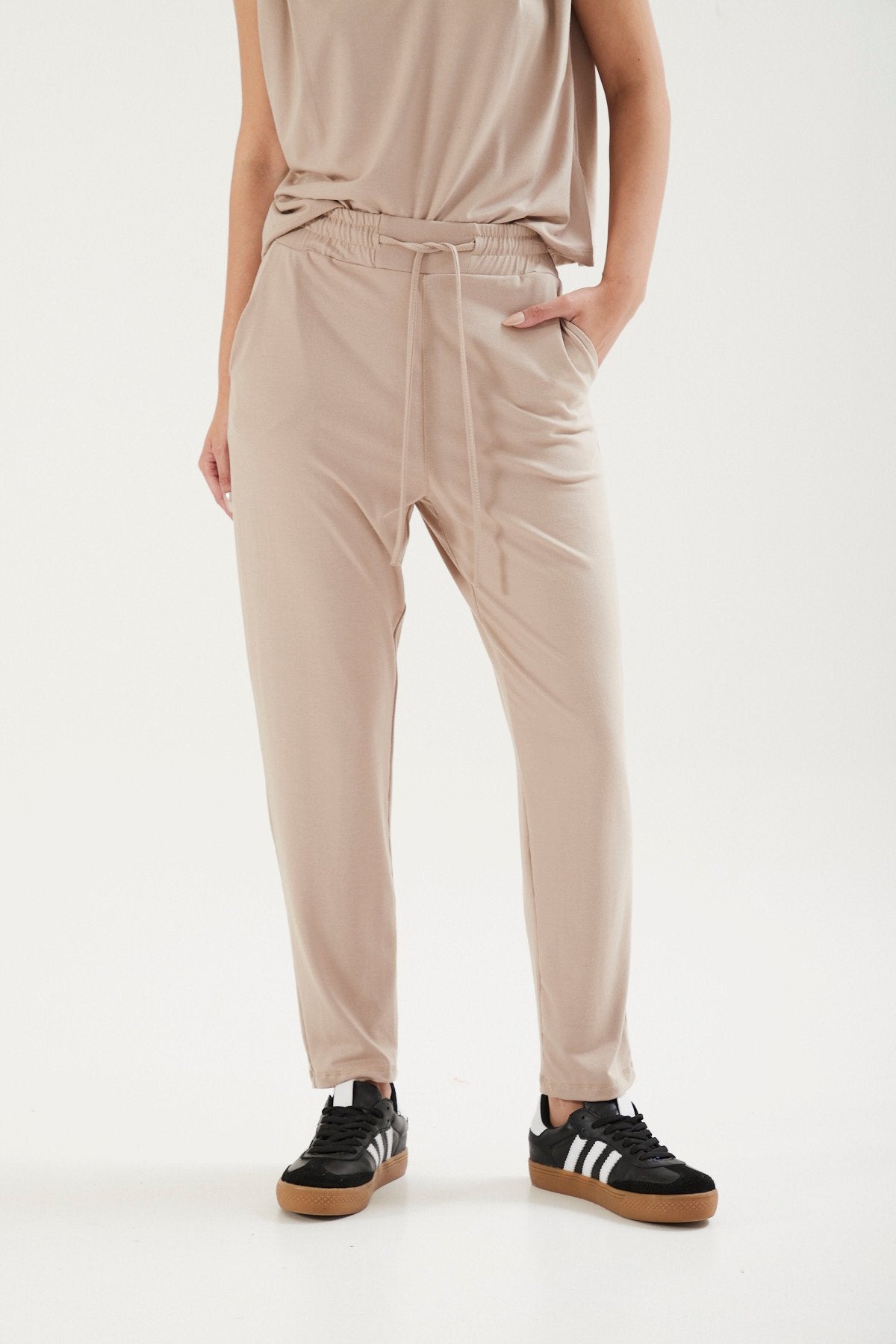 Pantalón babucha beige de tiro alto con cintura elástica y cordón
