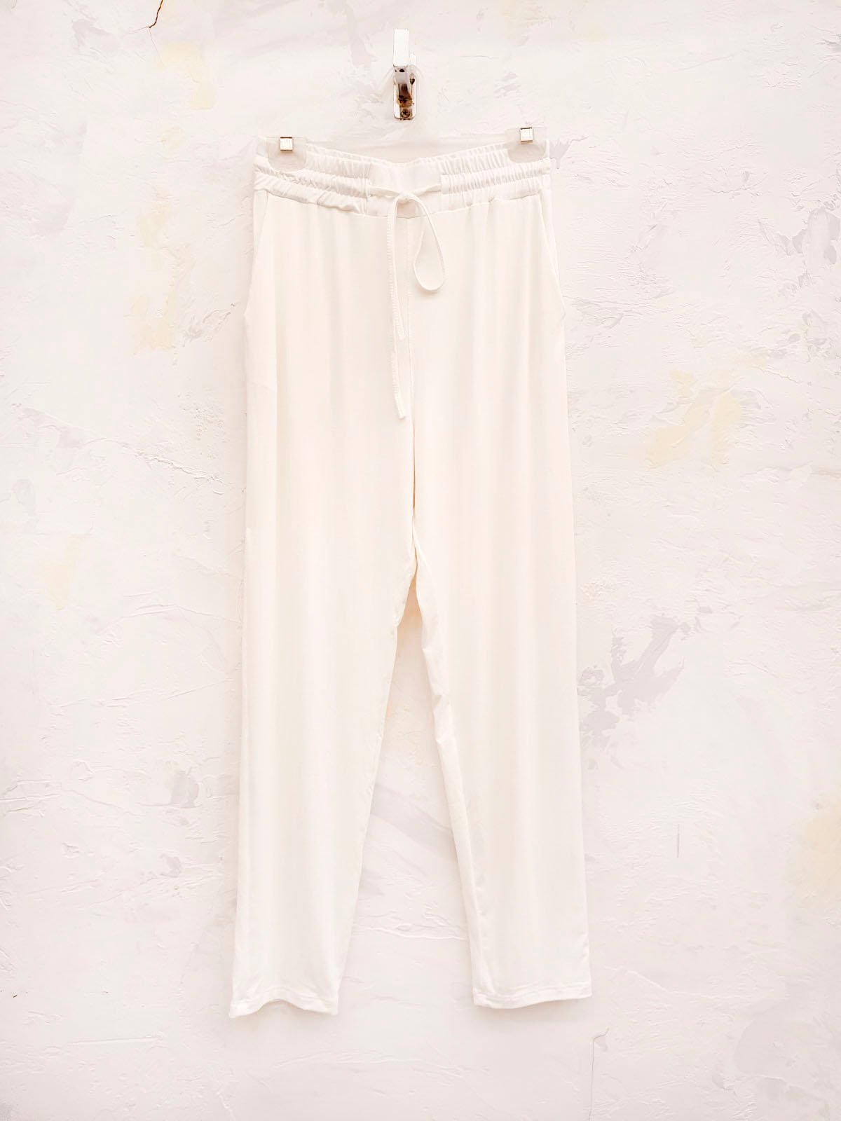 Pantalón babucha blanco de tiro alto con cintura elástica y cordón ajustable