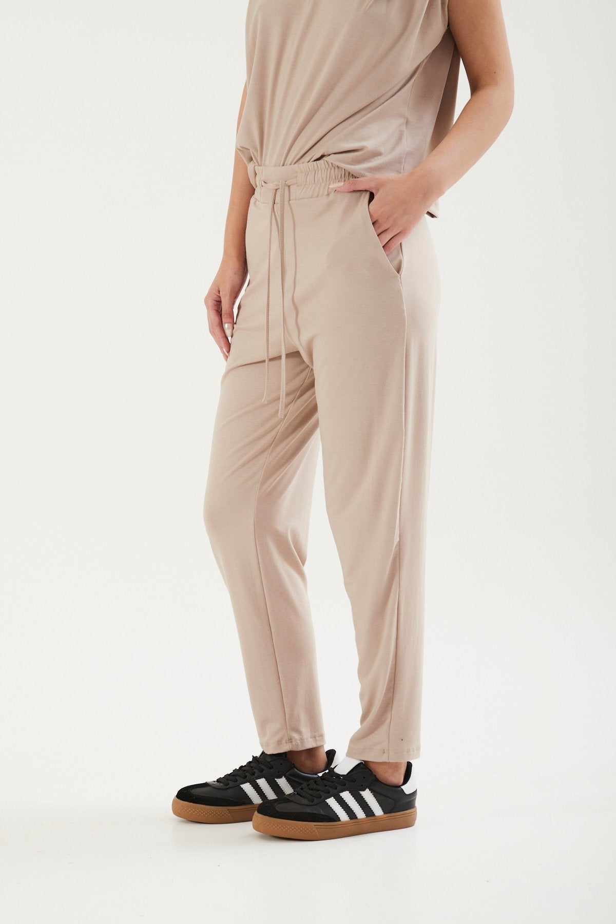 Pantalón beige de tiro alto con cintura elástica y cordón ajustable