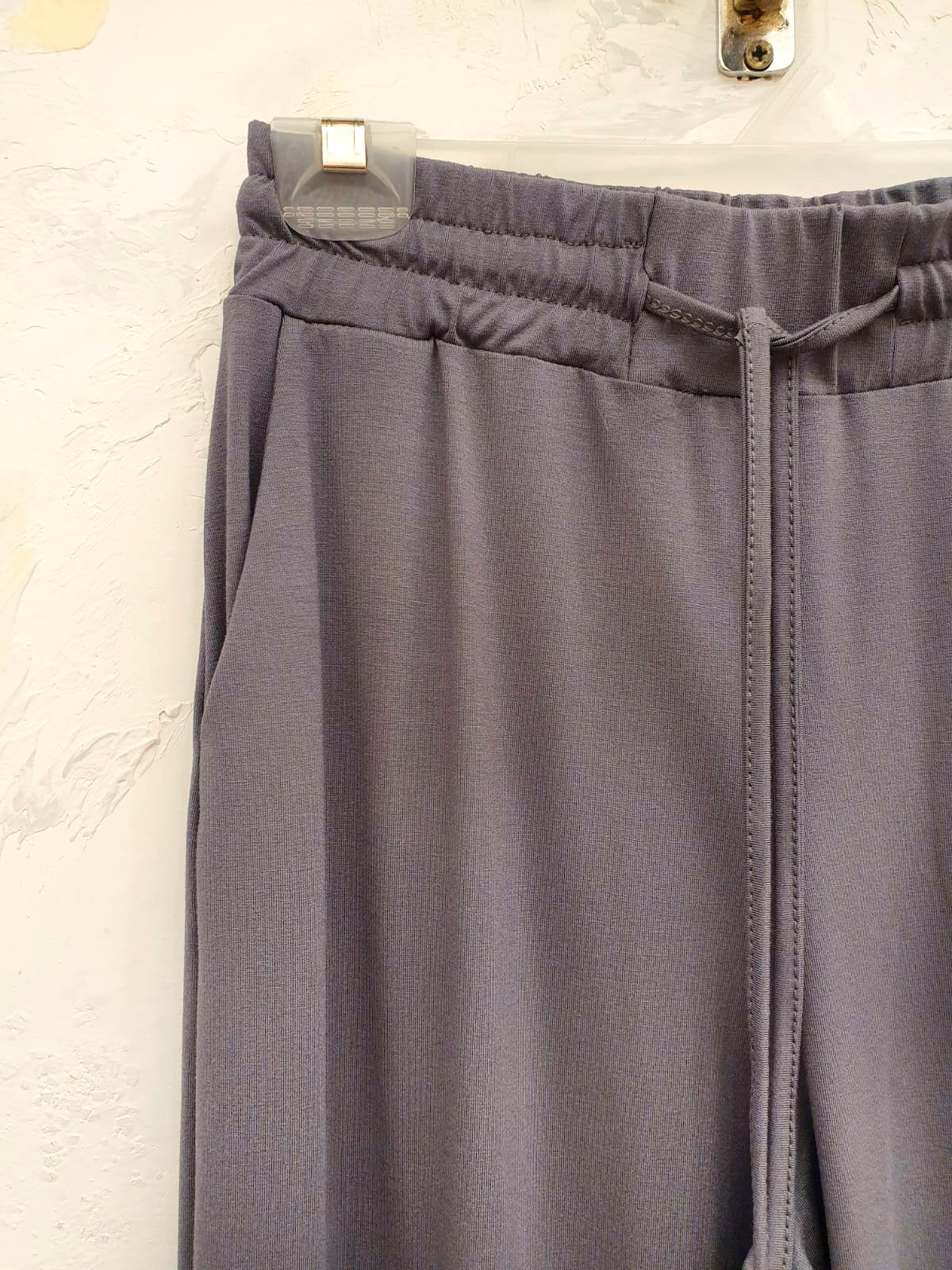 Pantalón babucha gris con cintura elástica y tiro medio