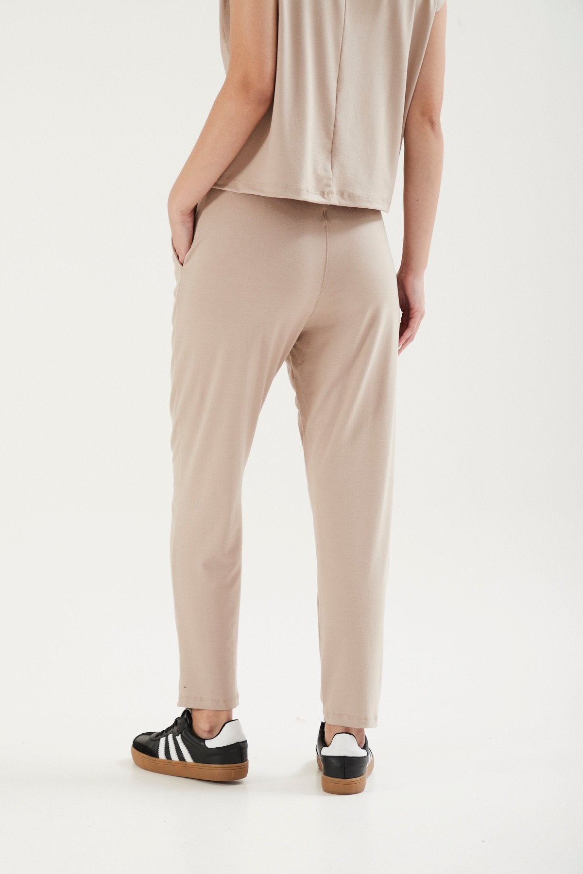 Pantalón beige de tiro alto y pierna recta con bolsillos