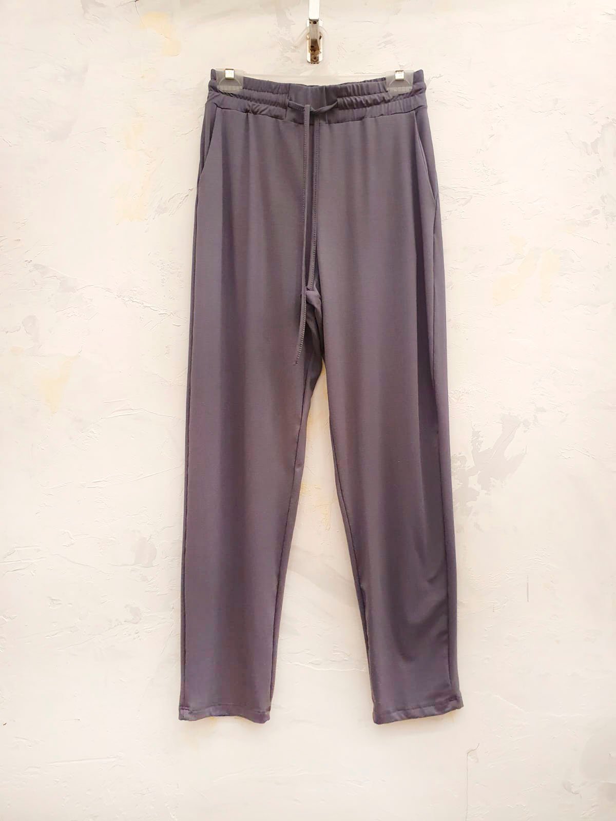 Pantalón de tiro medio gris mauve con cordón en cintura y largo completo