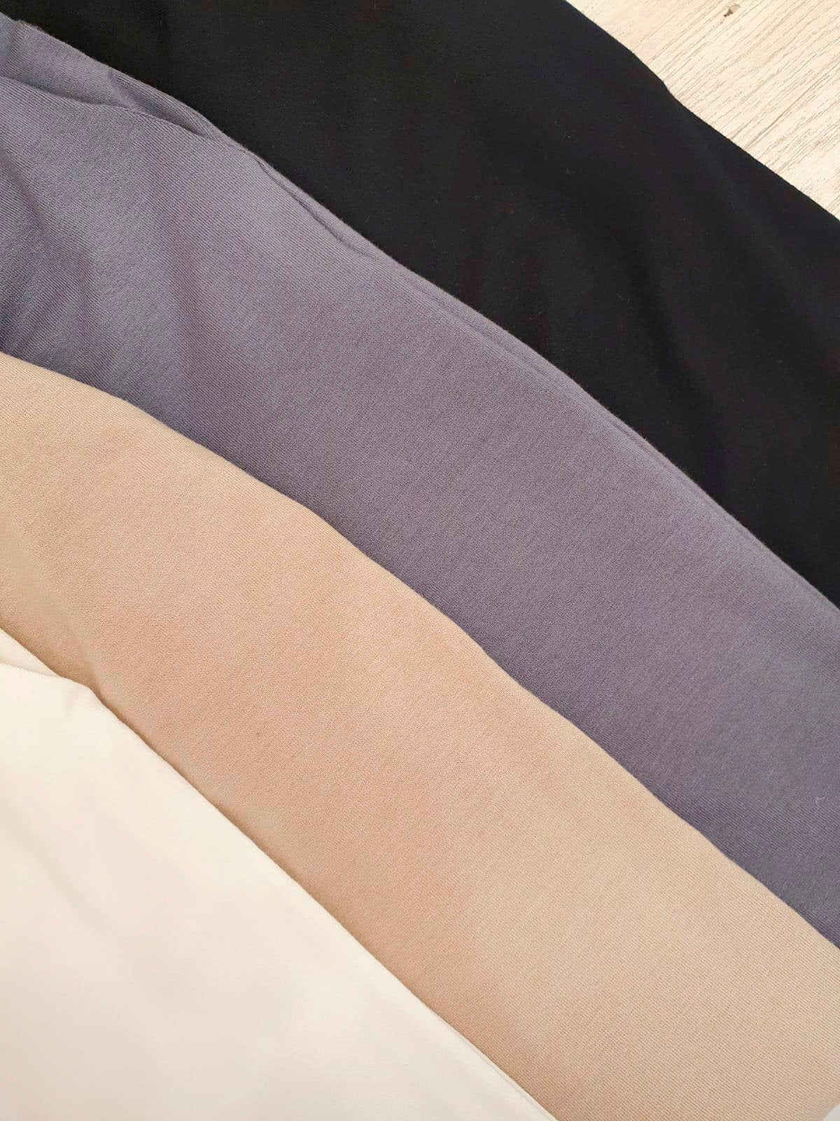 Remera acanalada gris pizarra de manga larga y cuello redondo