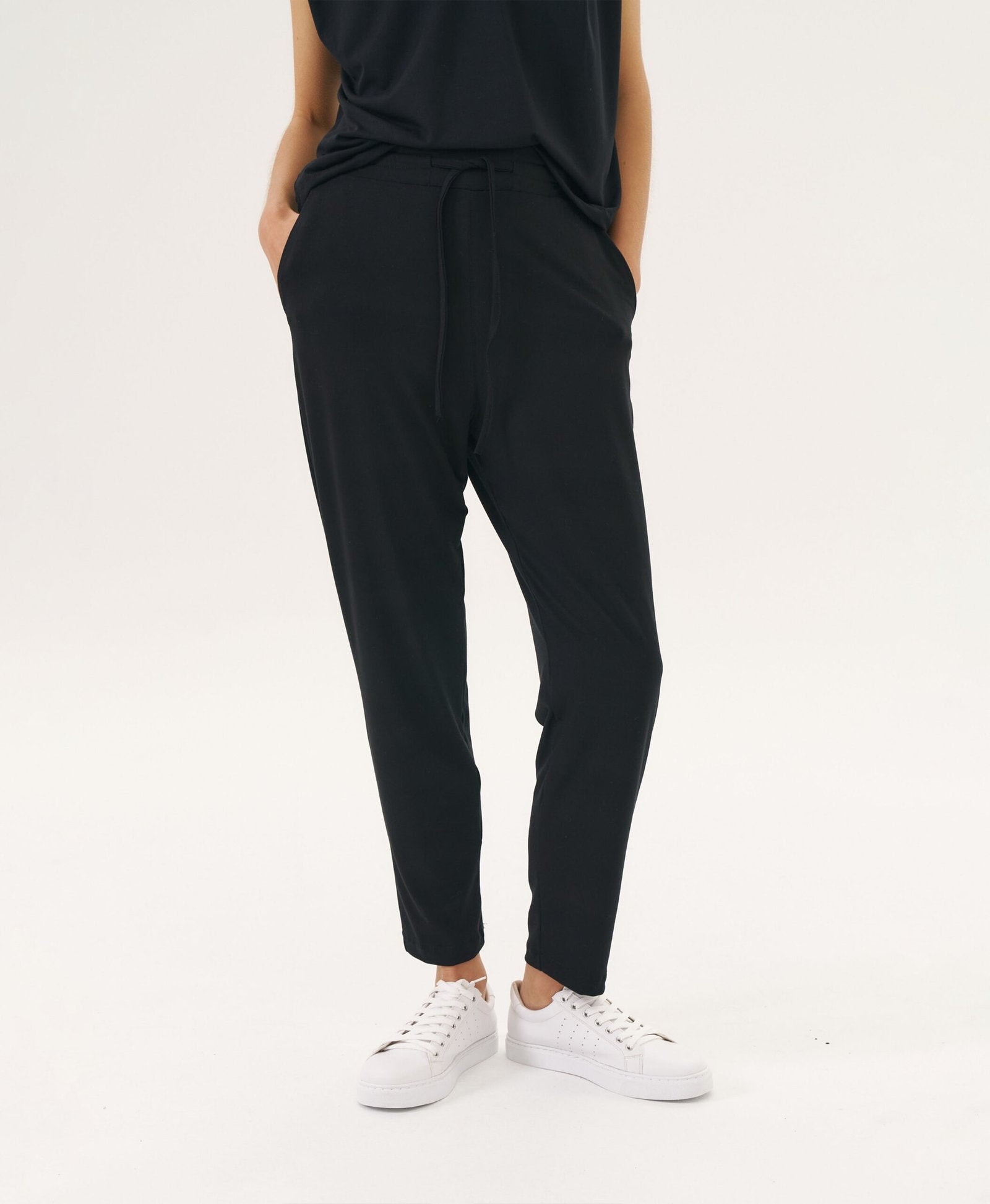 Pantalón negro de tiro alto con bolsillos y largo tobillero