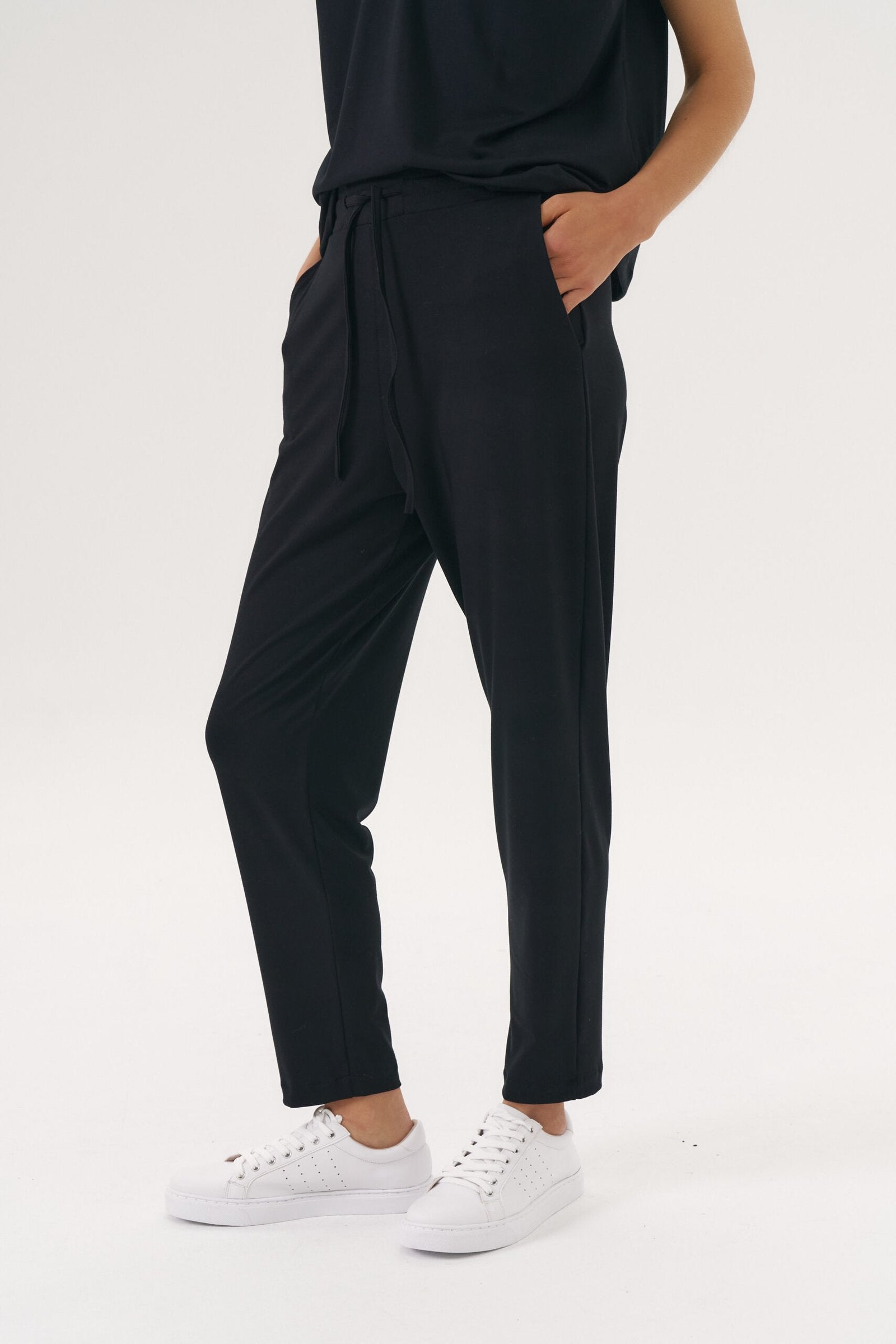 Pantalón negro de cintura elástica con cordón y bolsillos laterales