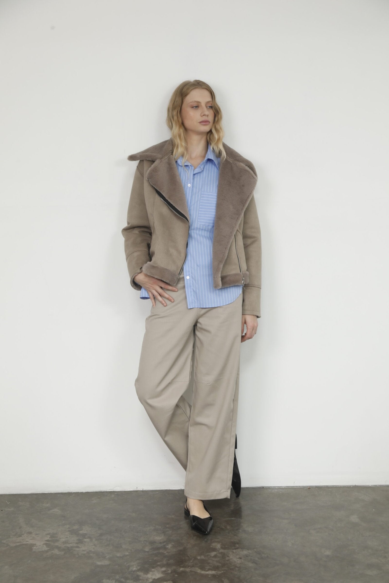 Pantalón beige de tiro alto y pierna recta con abertura lateral