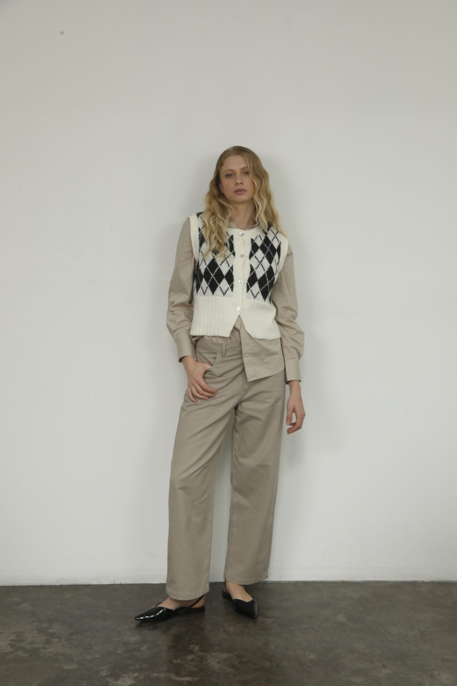 Pantalón de algodón beige de tiro alto y pierna recta