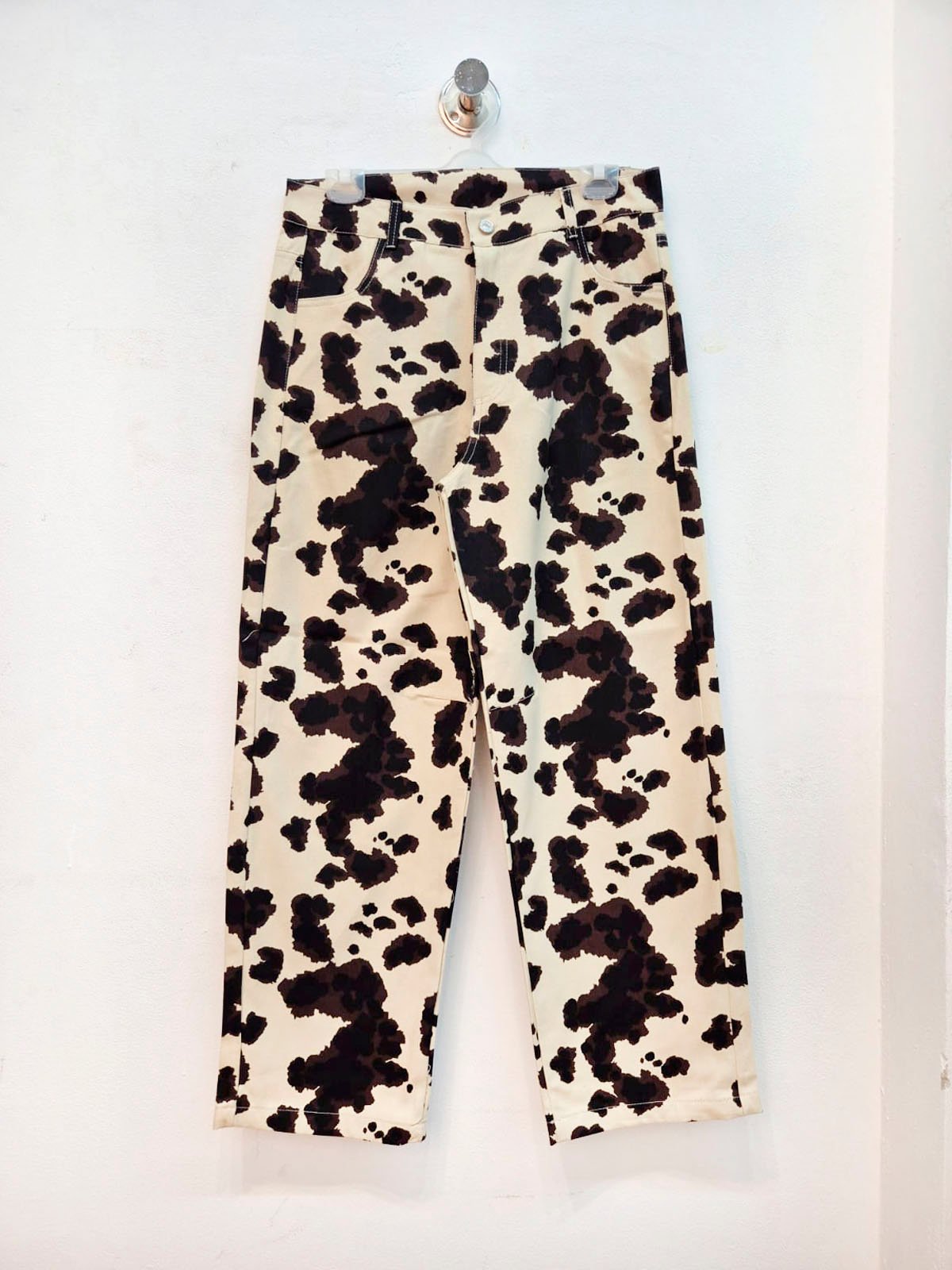 Pantalón recto crema con estampado de manchas negras