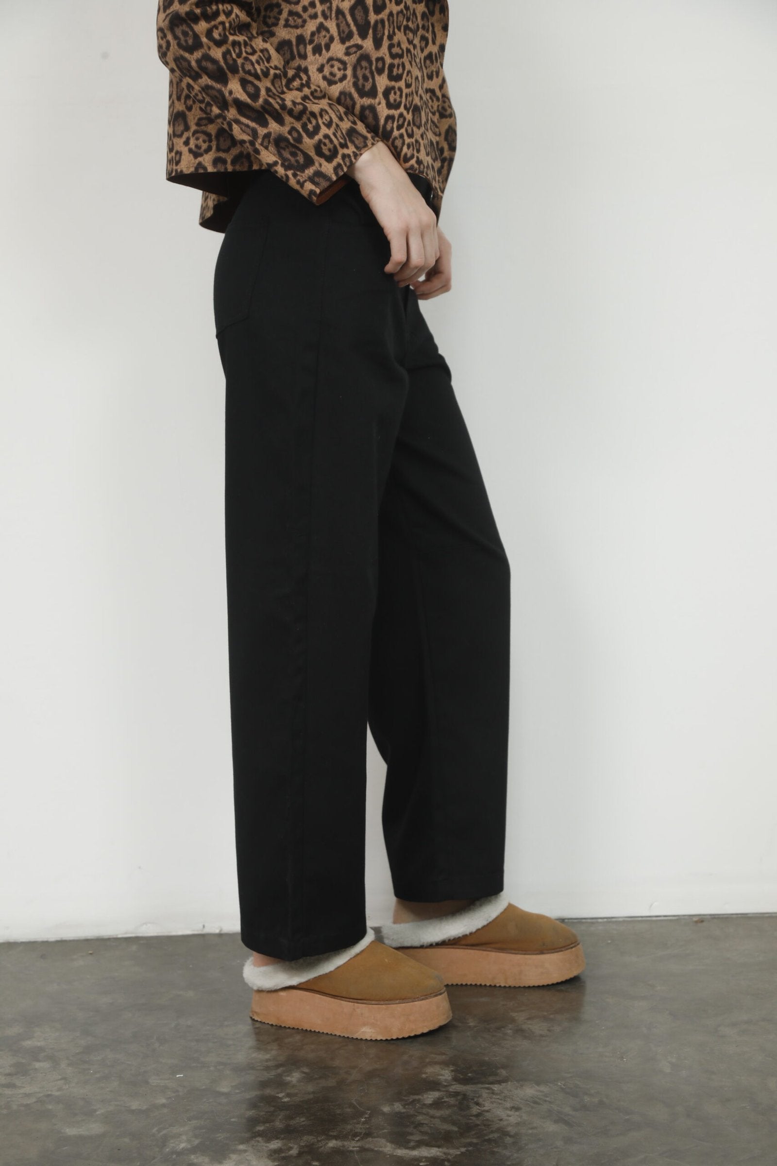 Pantalón negro de tiro alto con pierna ancha y ruedo forrado