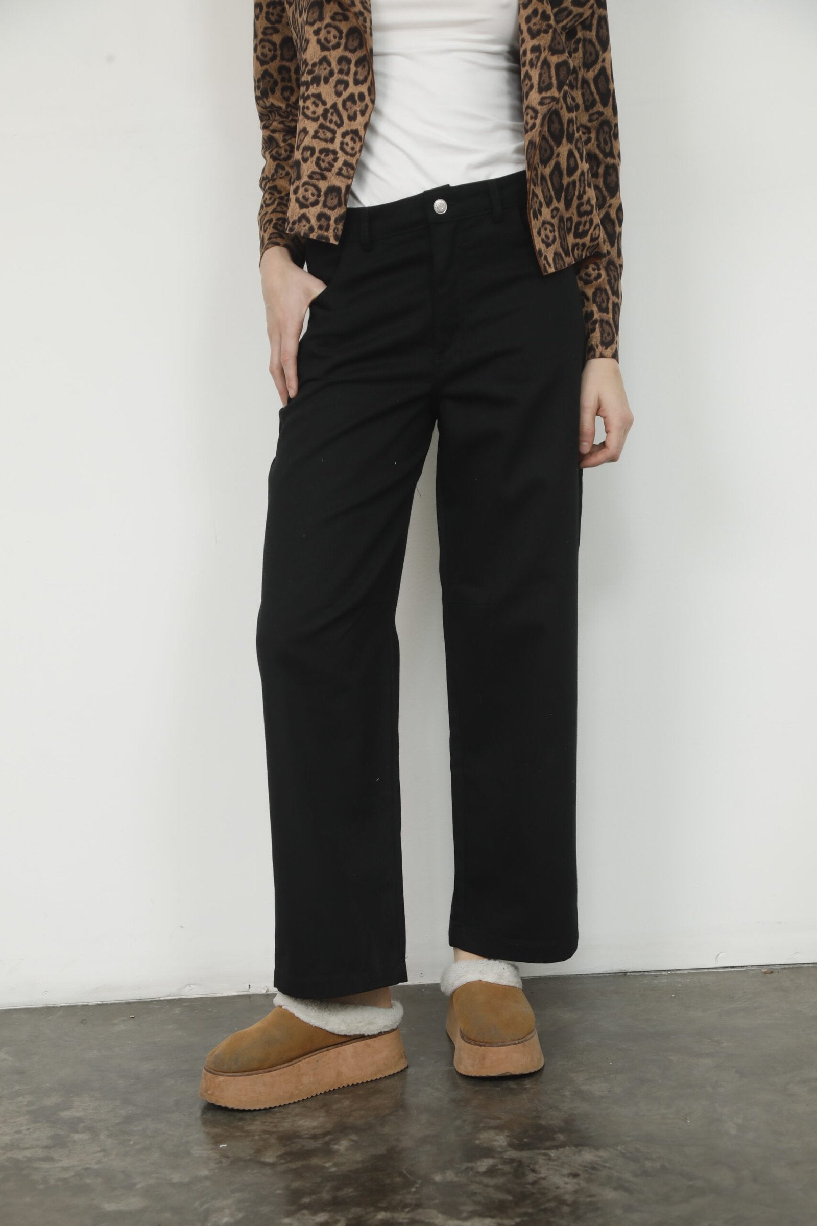 Pantalón negro de tiro alto y pierna ancha recta