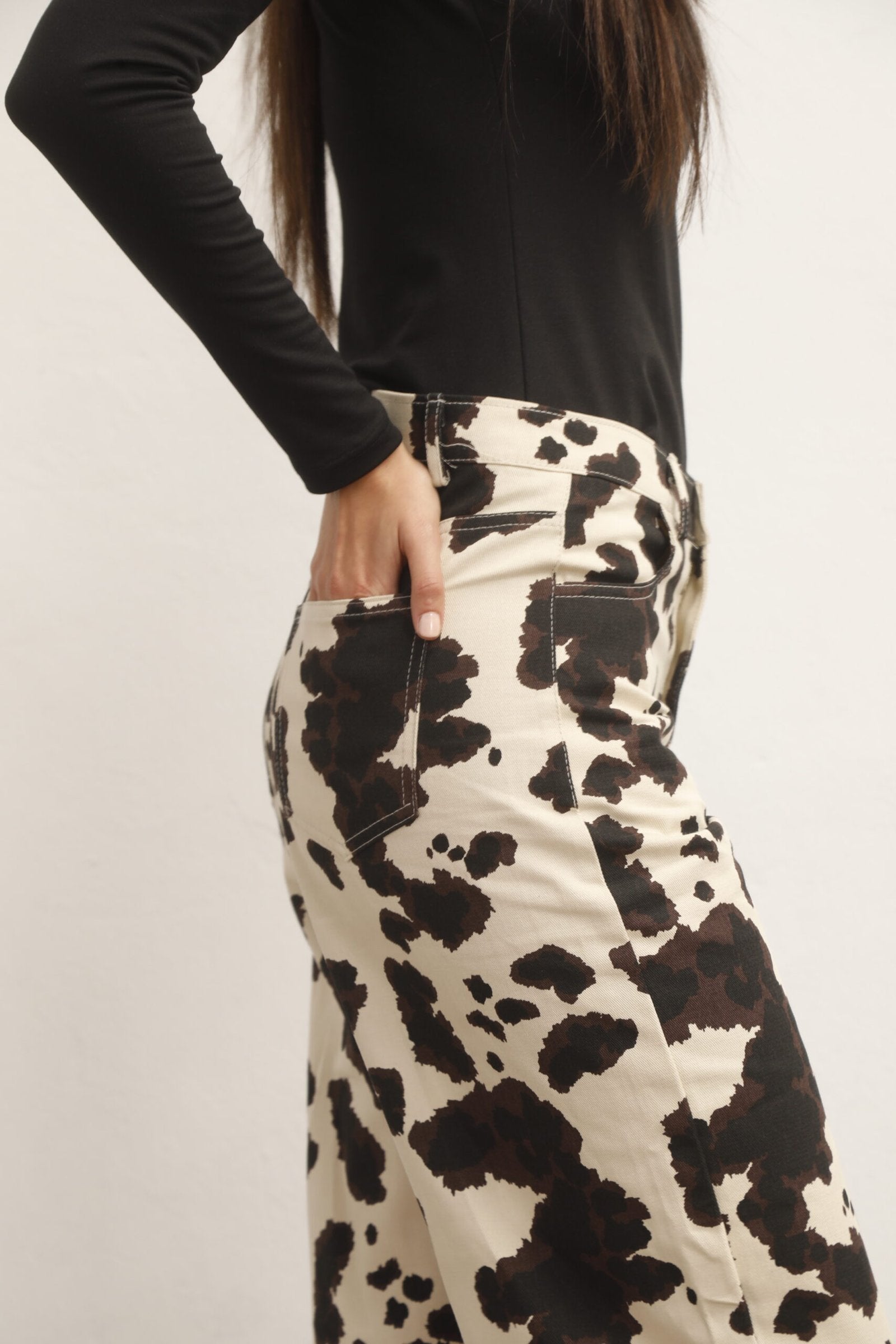 Pantalón blanco con estampado de manchas negras y costuras contrasteadas