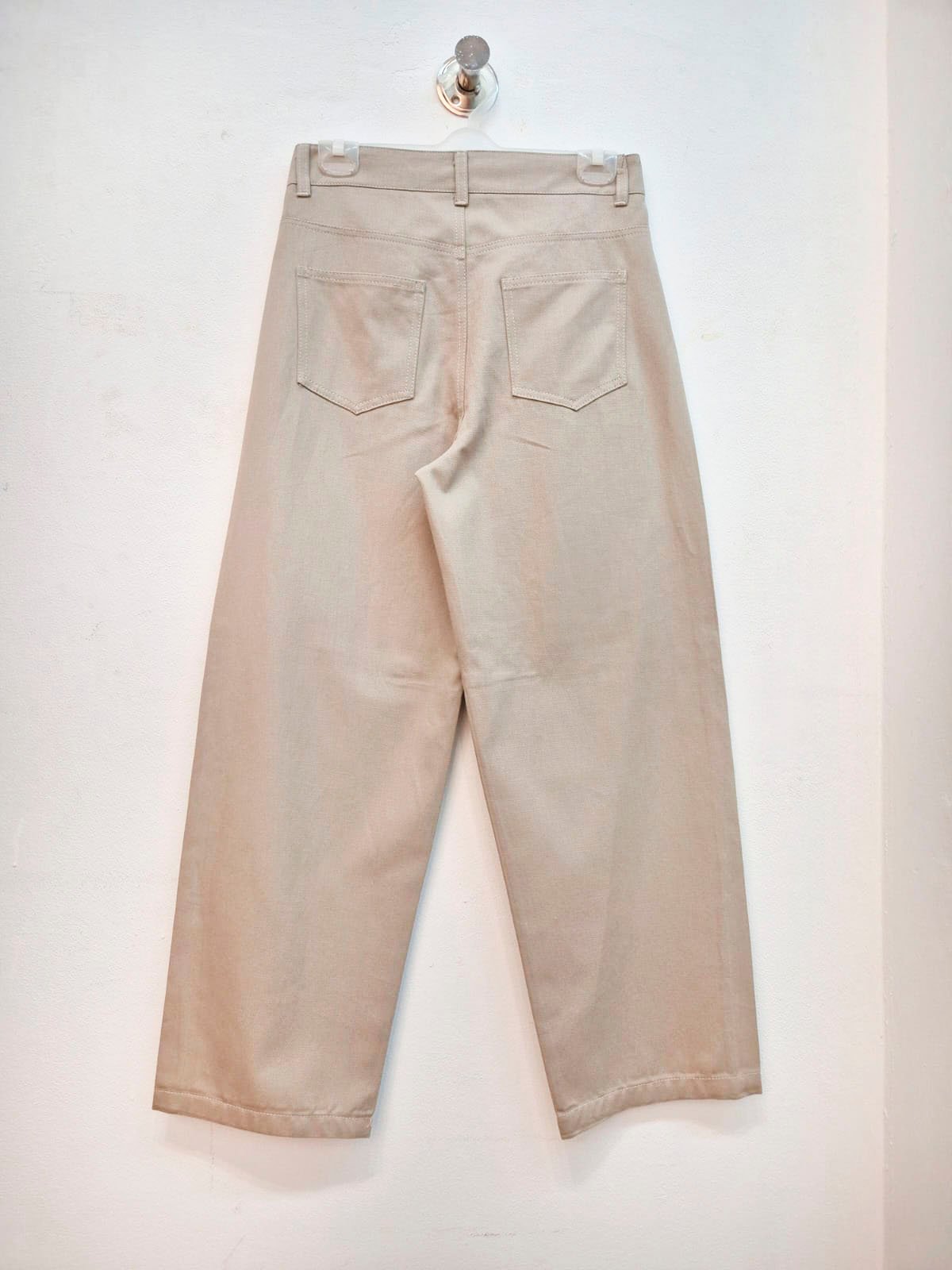 Pantalón beige de tiro alto con bolsillos traseros y pierna ancha