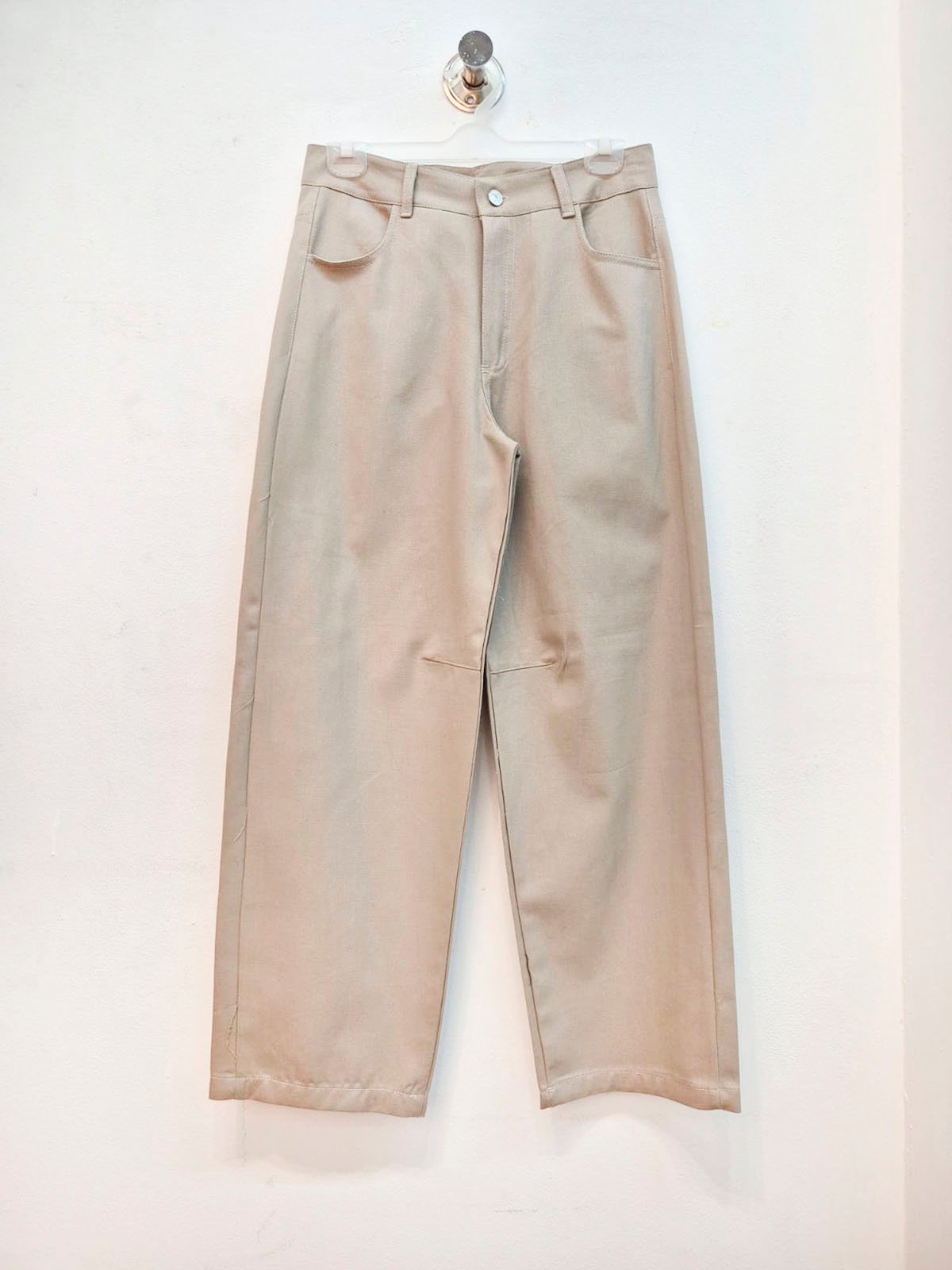 Pantalón beige de tiro alto y pierna ancha con bolsillos laterales