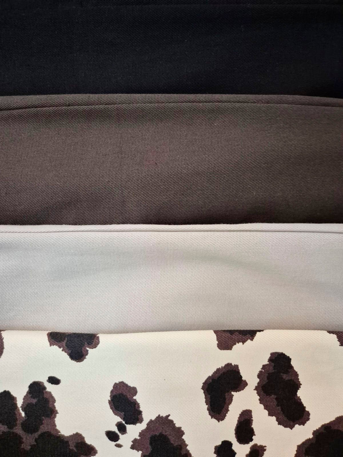 Pantalón acanalado crudo con estampado de manchas marrones