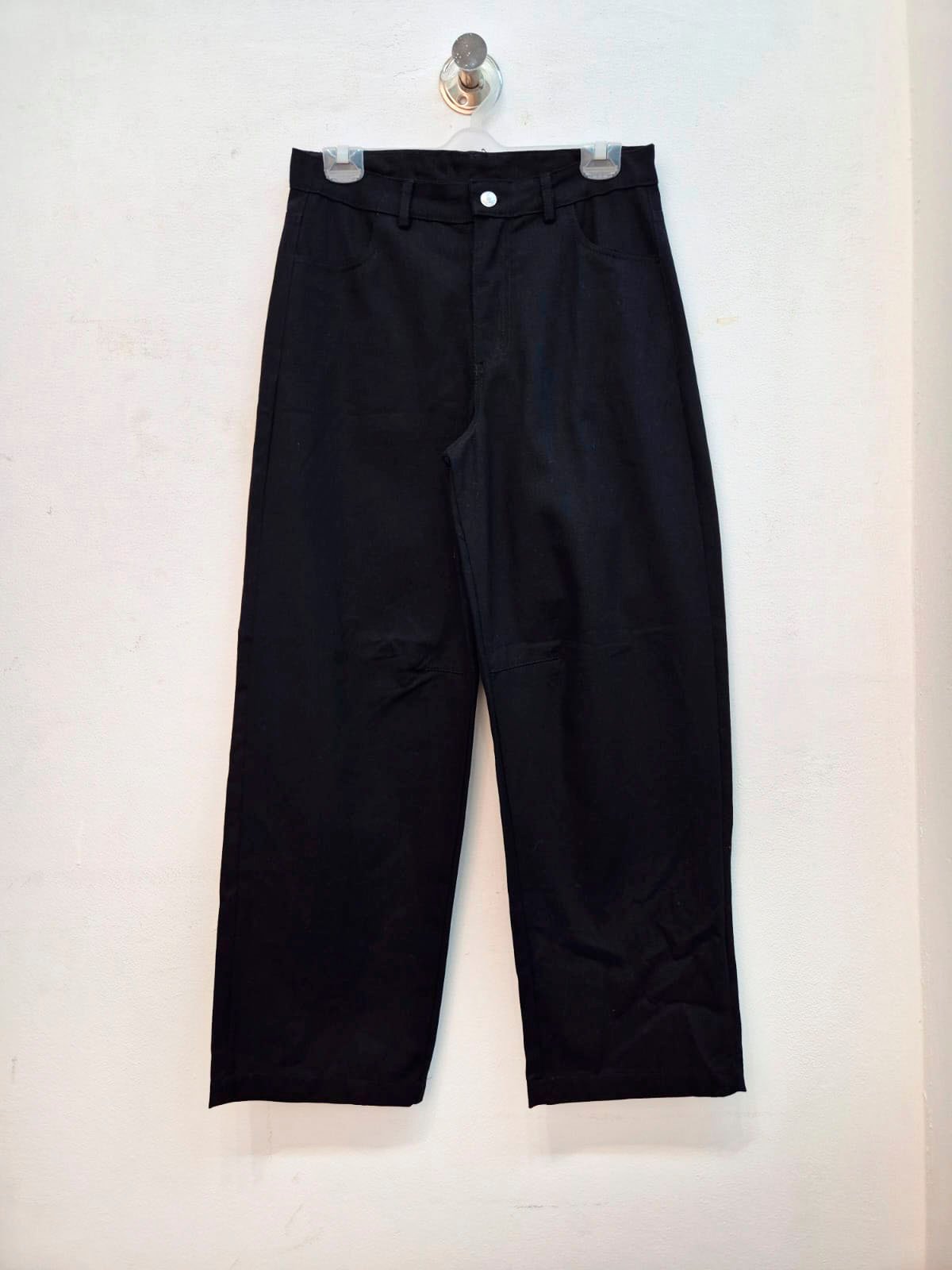 Pantalón negro de tiro alto y pierna ancha recta