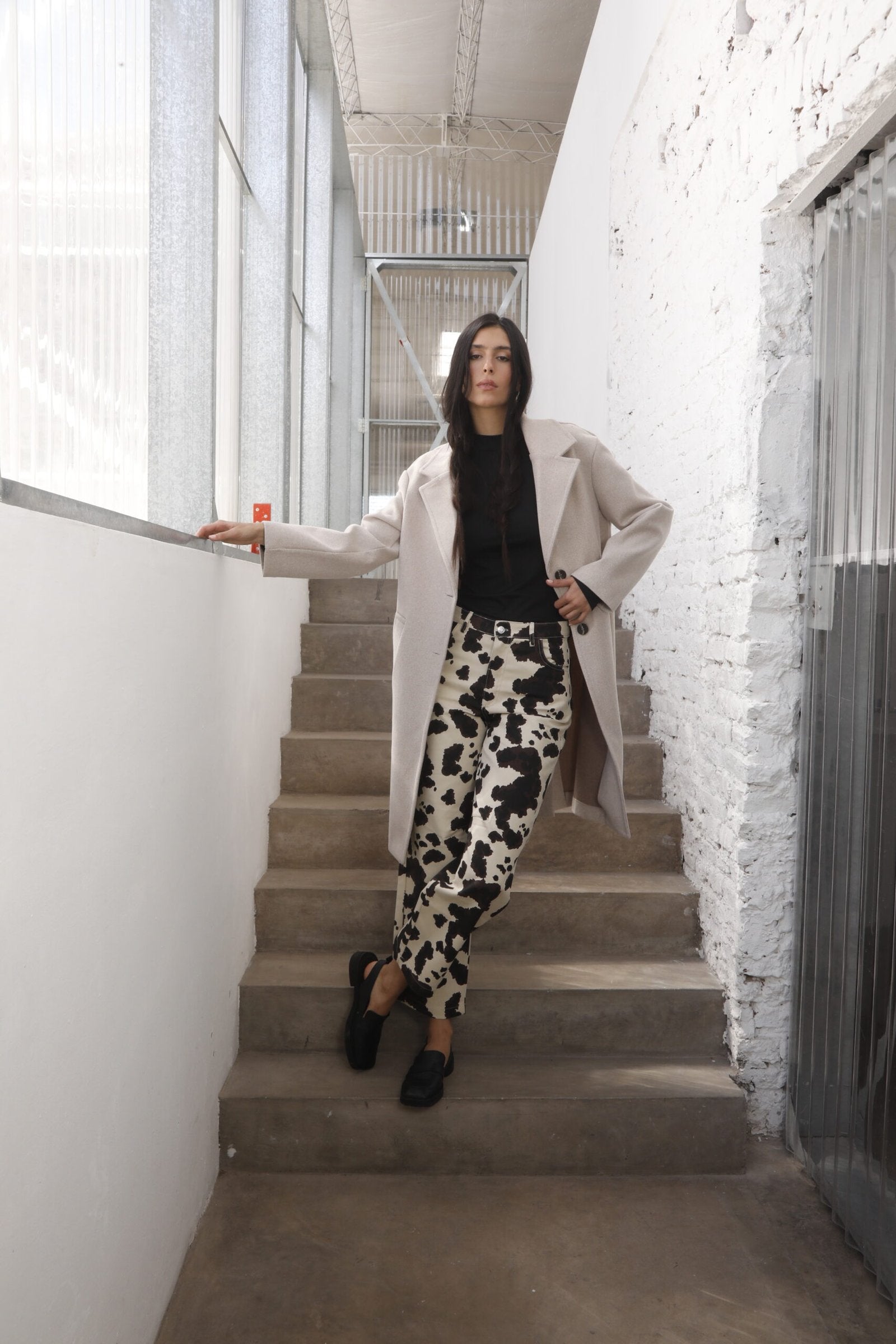 Pantalón de tiro alto con estampado de manchas blancas y negras