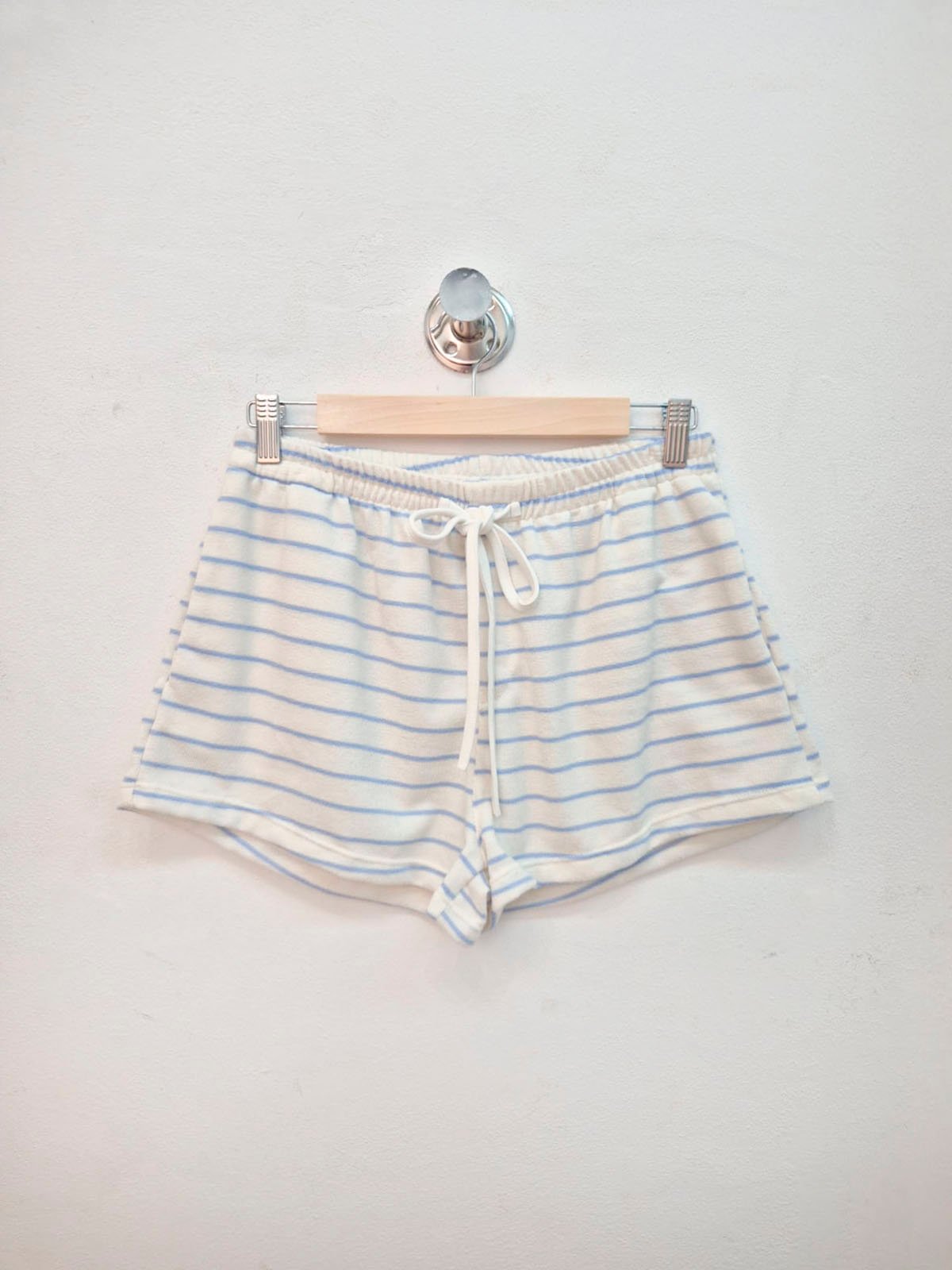 Short de algodón rayado blanco y azul con cintura elástica