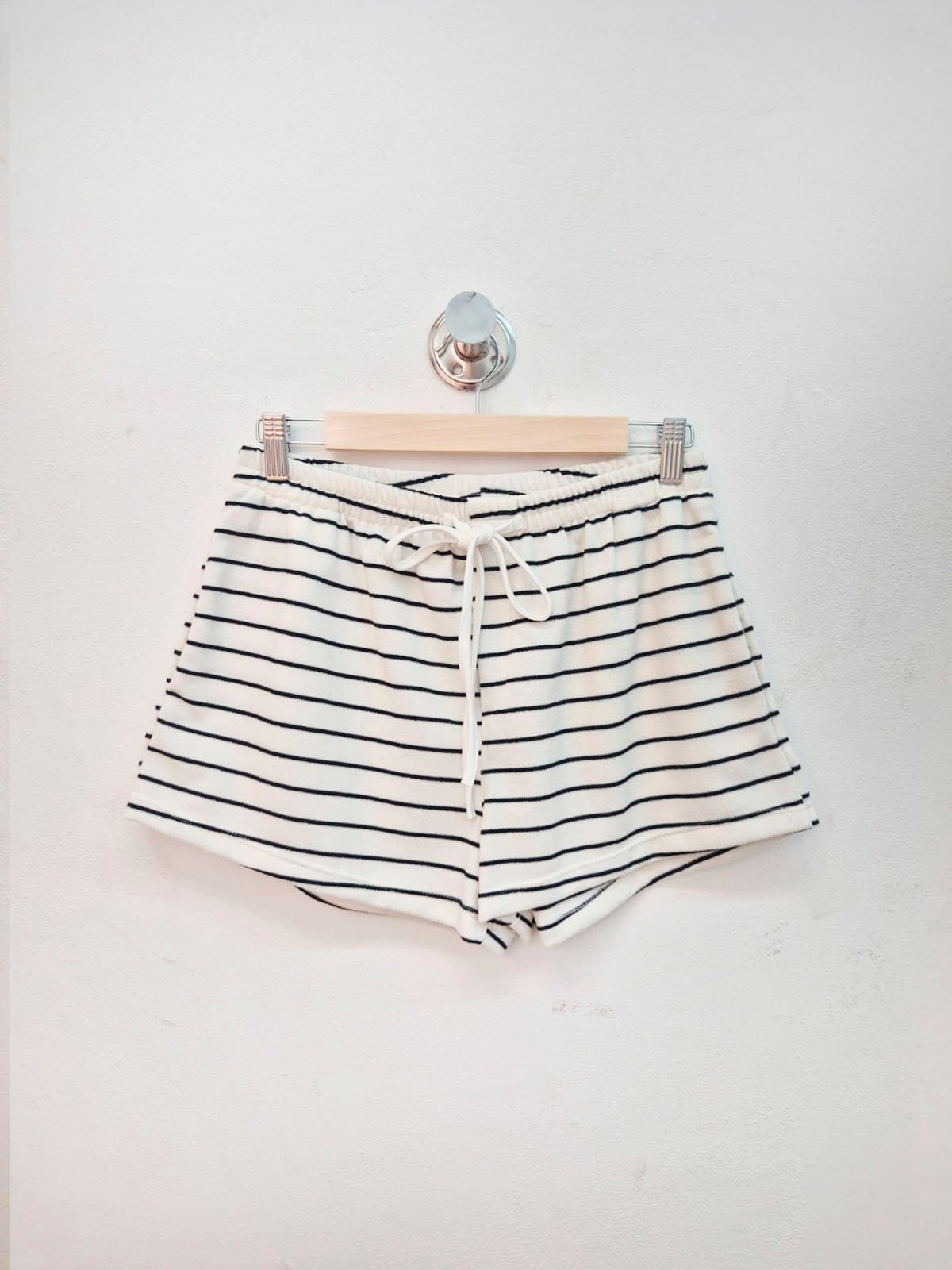 Short rayas horizontales blanco y azul marino con cintura ajustable