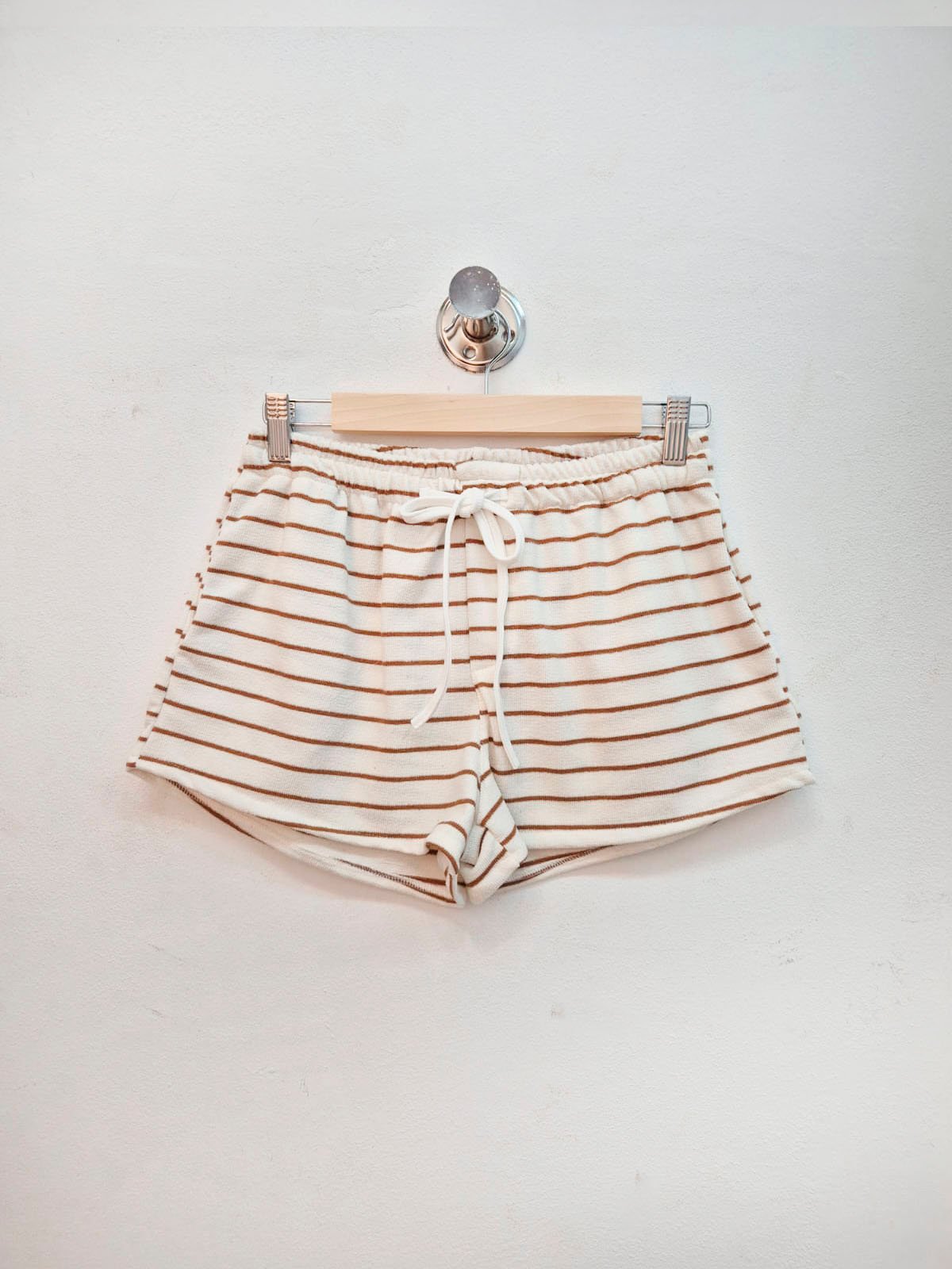 Short rayas marrón y crema con cintura elástica y cordón