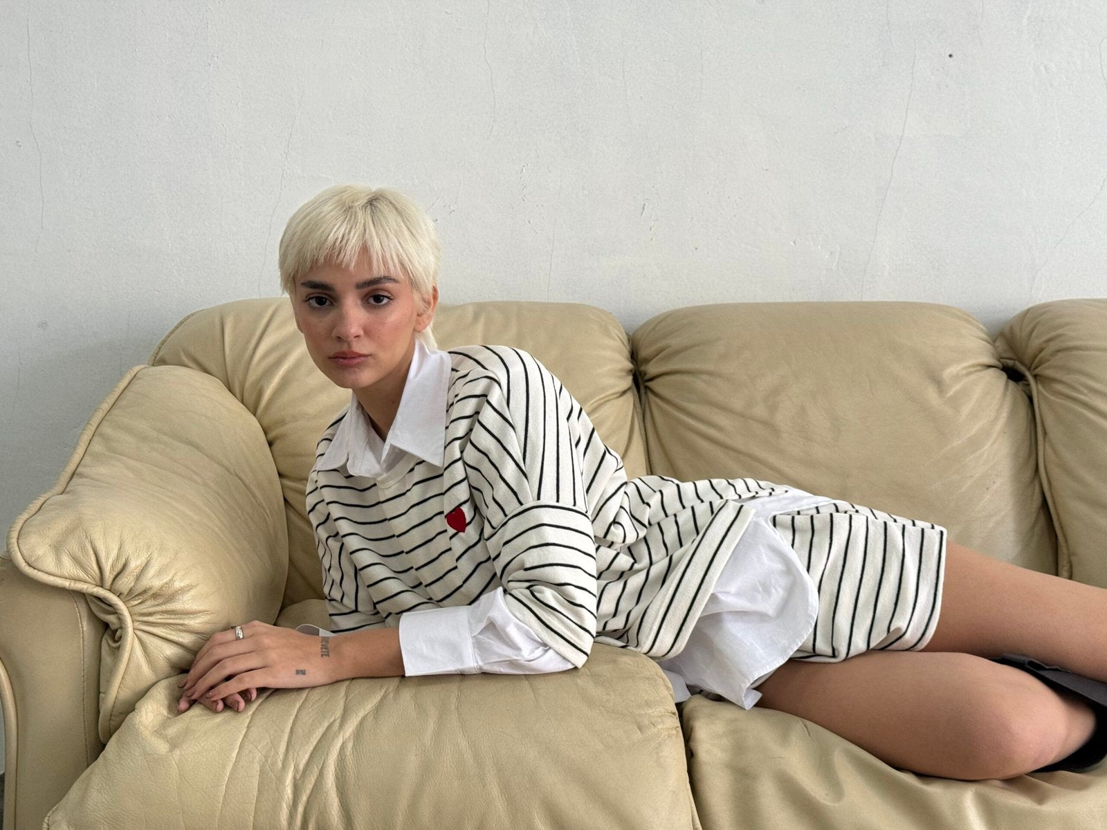 Camisa oversize a rayas blancas y negras con solapa blanca