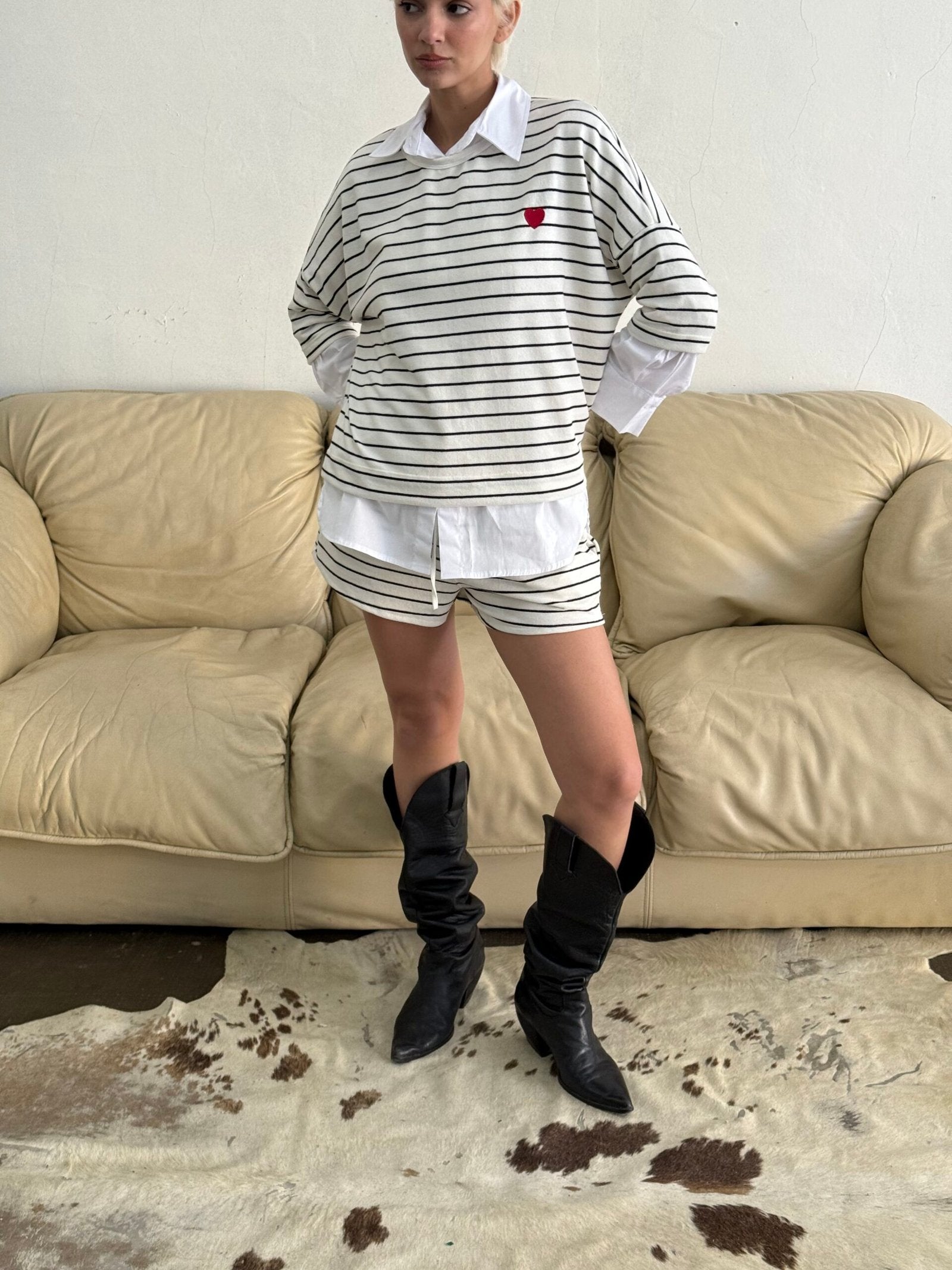 Short rayas blancas y negras con cintura elástica y largo corto