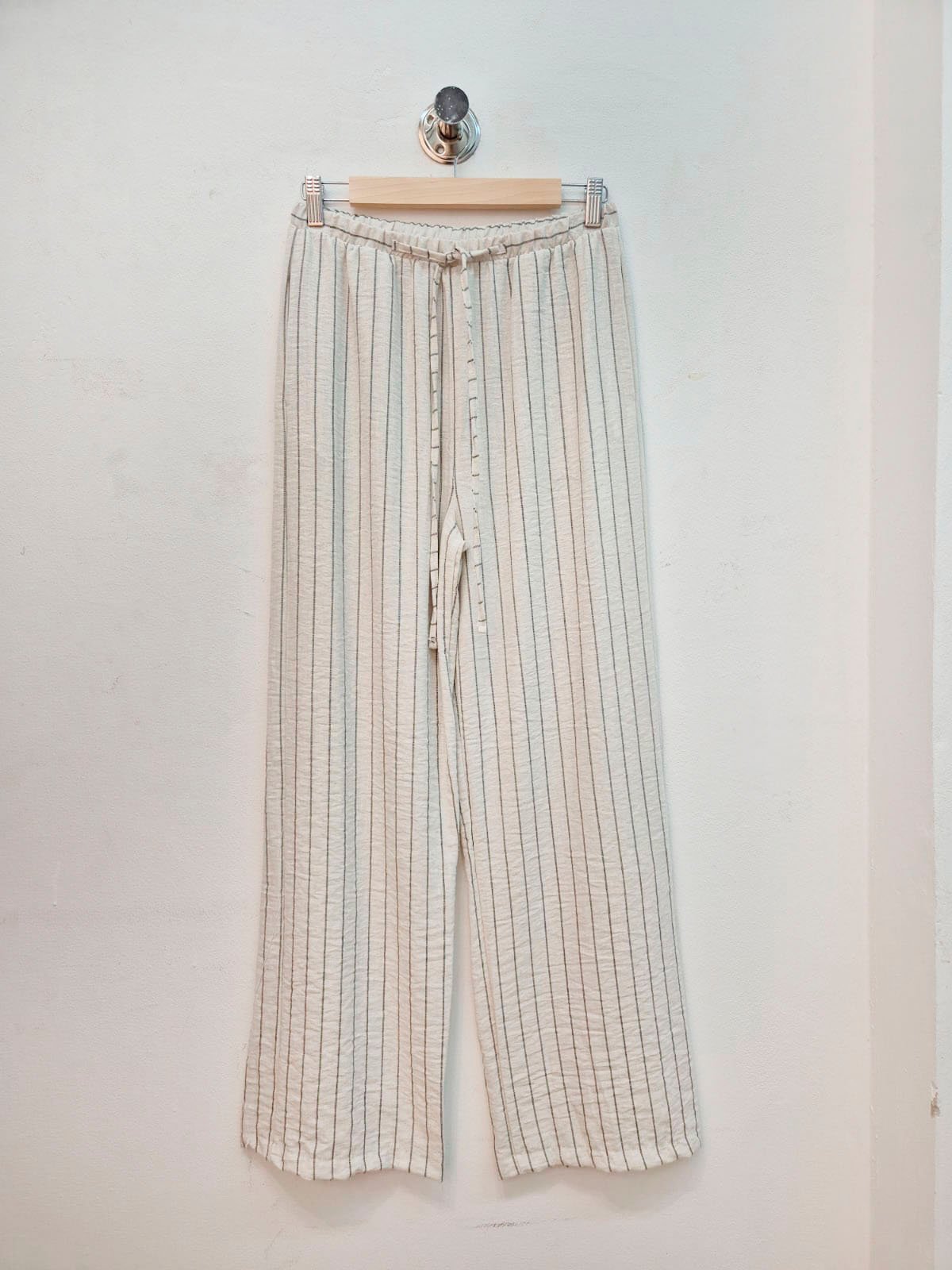 Pantalón beige a rayas verticales con cintura elástica y cordón