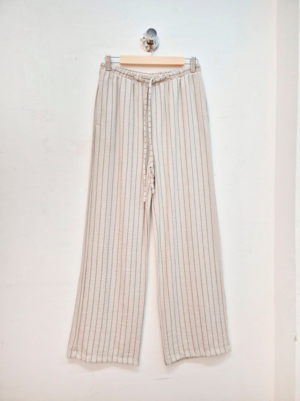 Pantalón beige rayadao de tiro alto y pierna ancha