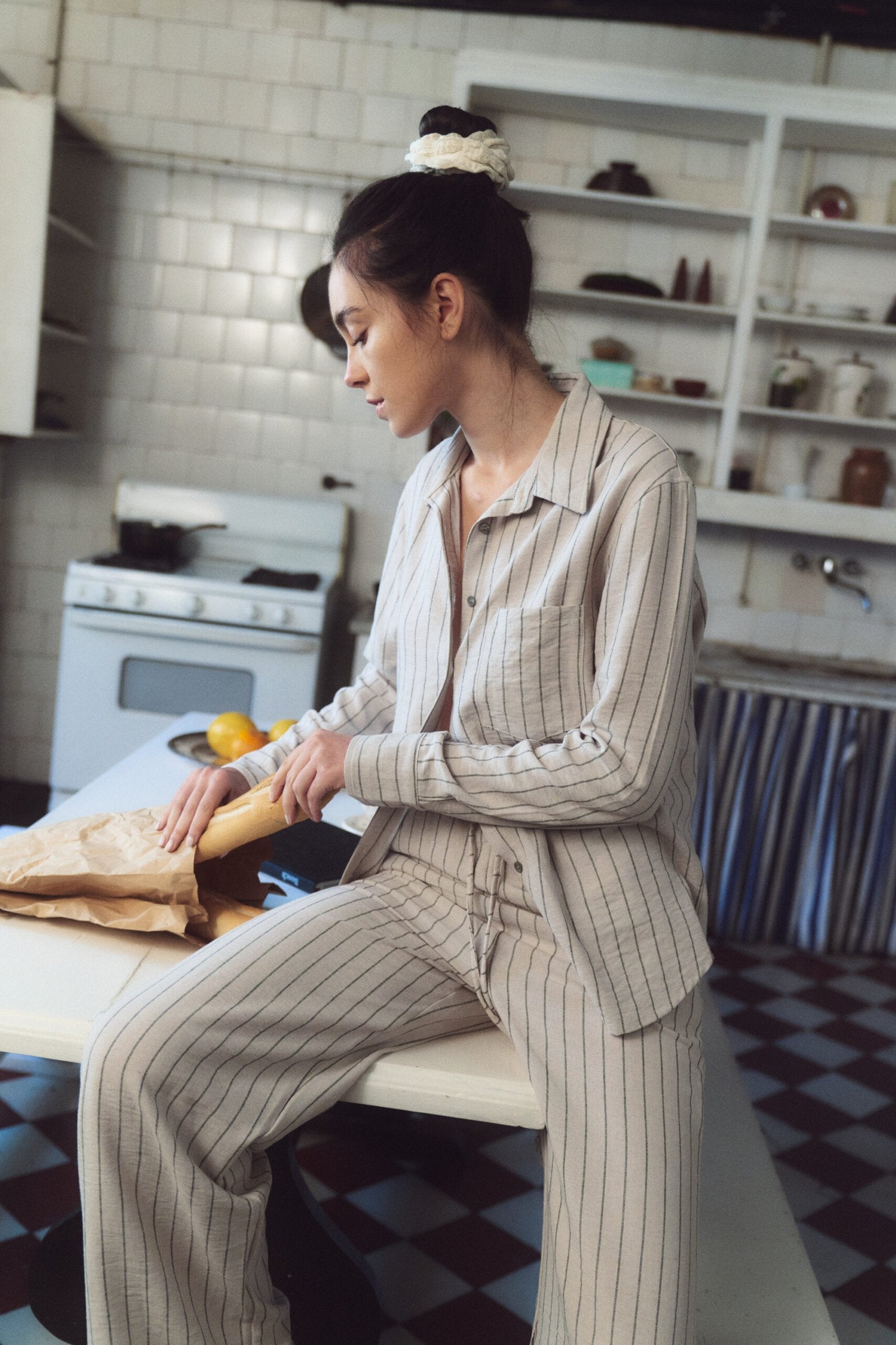 Pantalón beige a rayas verticales con tiro alto y pierna recta
