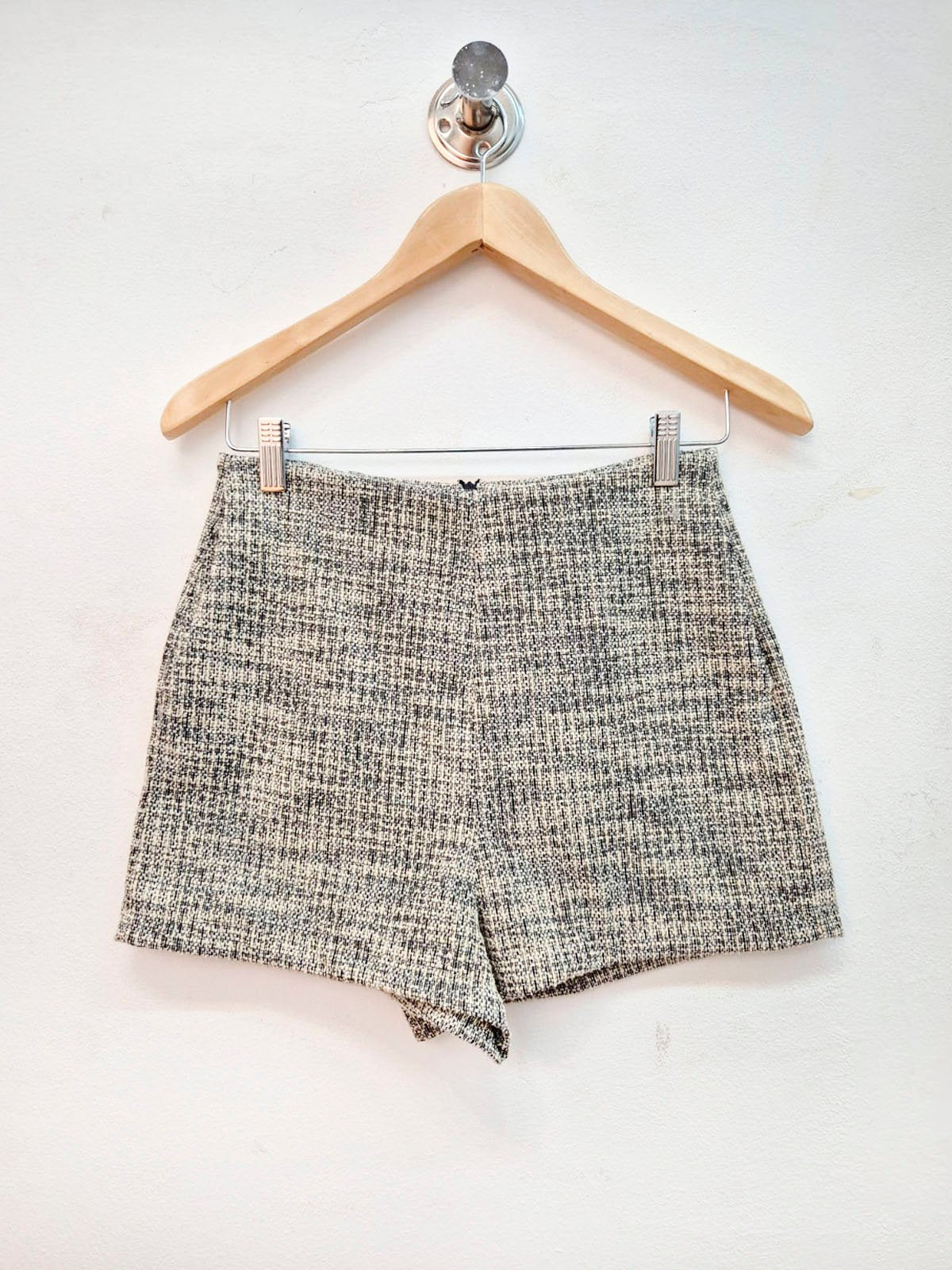 Short gris texturado con tiro alto y borde deshilachado asimétrico