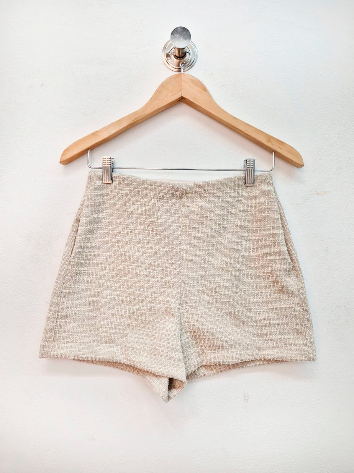 Short de lino beige claro con textura acanalada y largo corto