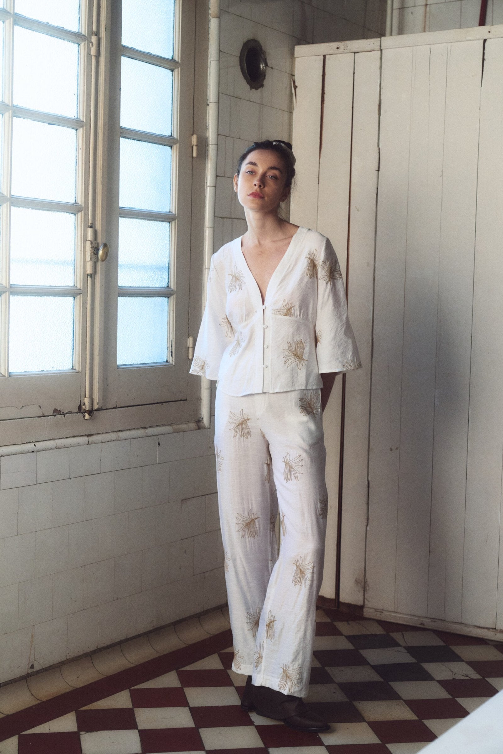 Pantalón de lino crudo con estampado de flores beige y cintura alta
