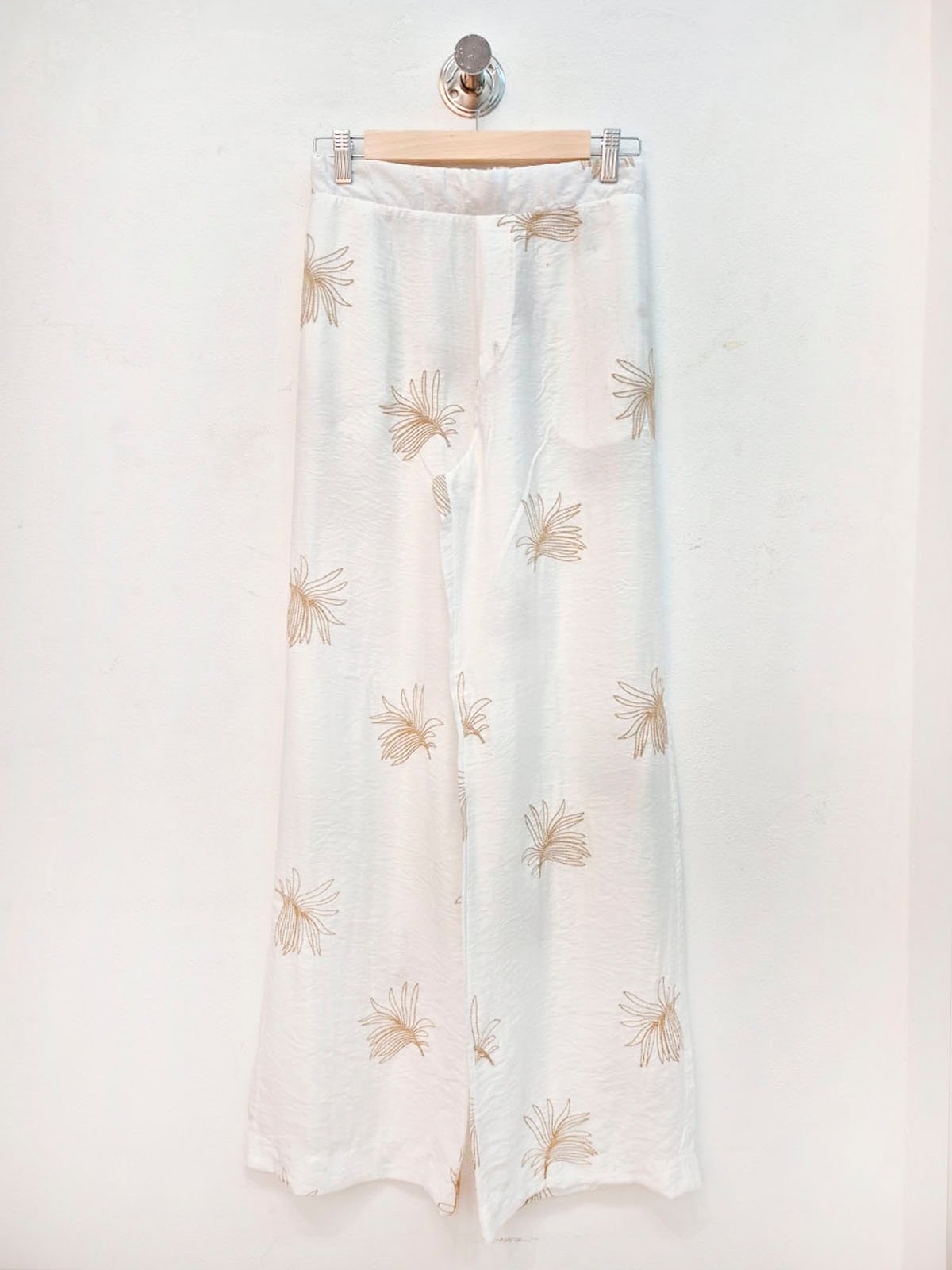 Pantalón blanco de lino con estampado de flores beige y pierna recta