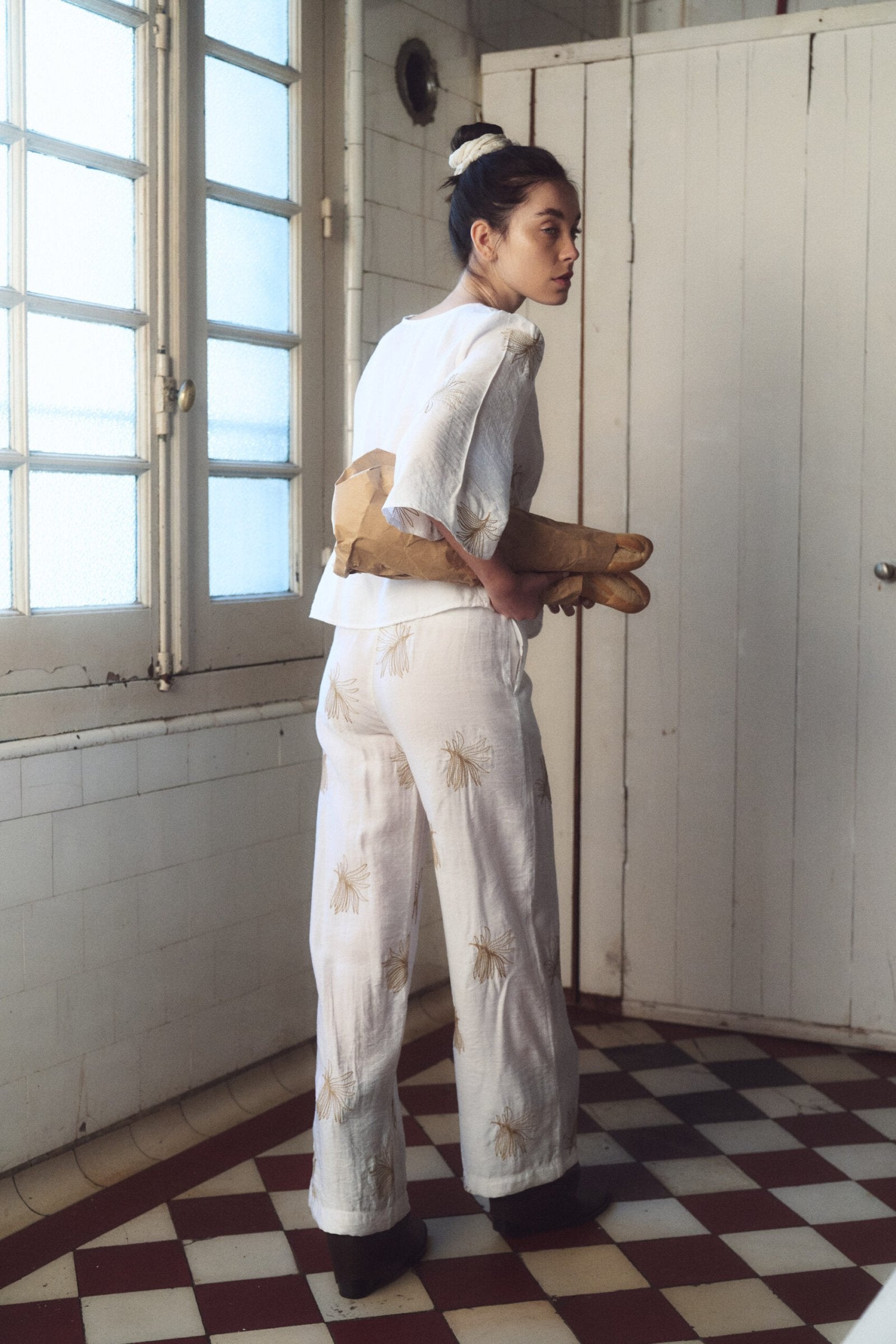 Pantalón blanco de tiro alto con estampado de flores beige