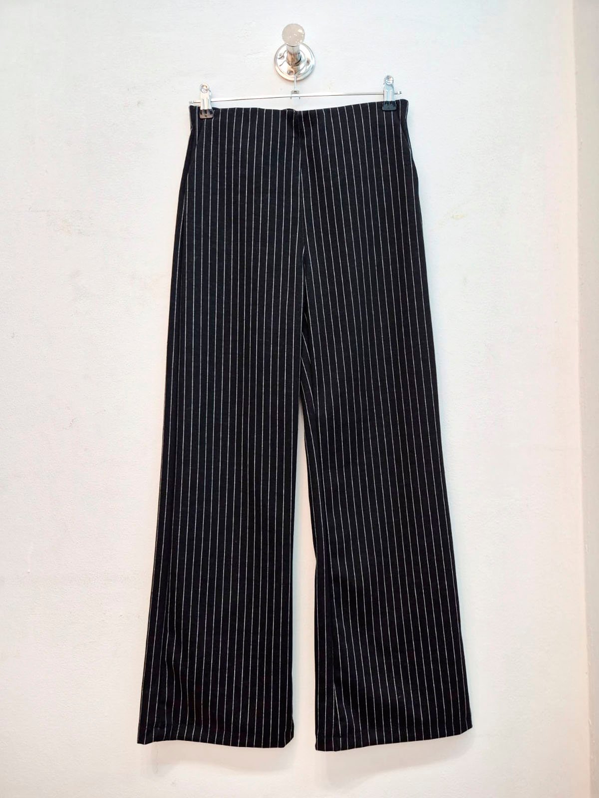 Pantalón negro de tiro alto con rayas blancas verticales
