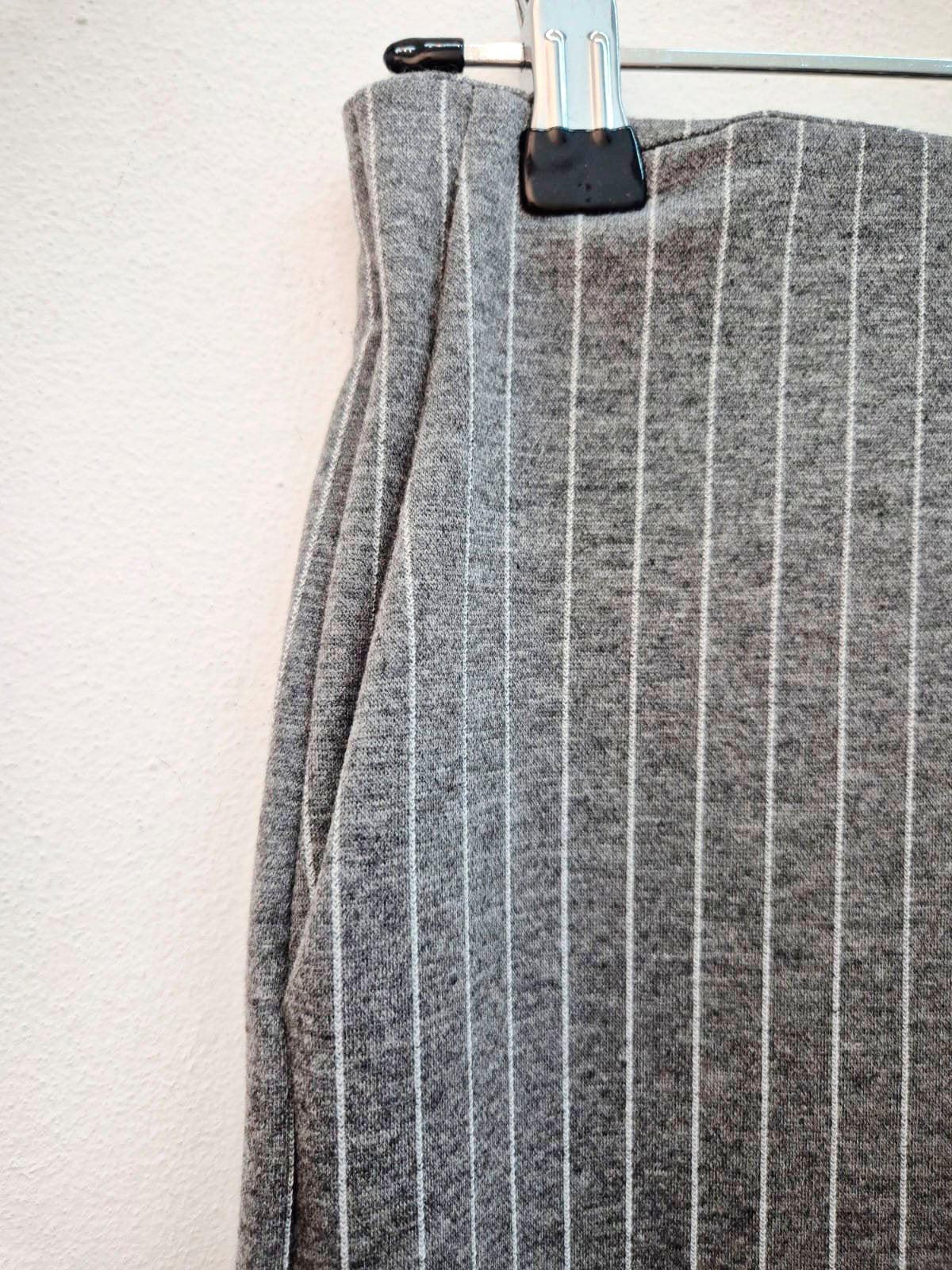 Pantalón gris con rayas verticales blancas y tiro alto