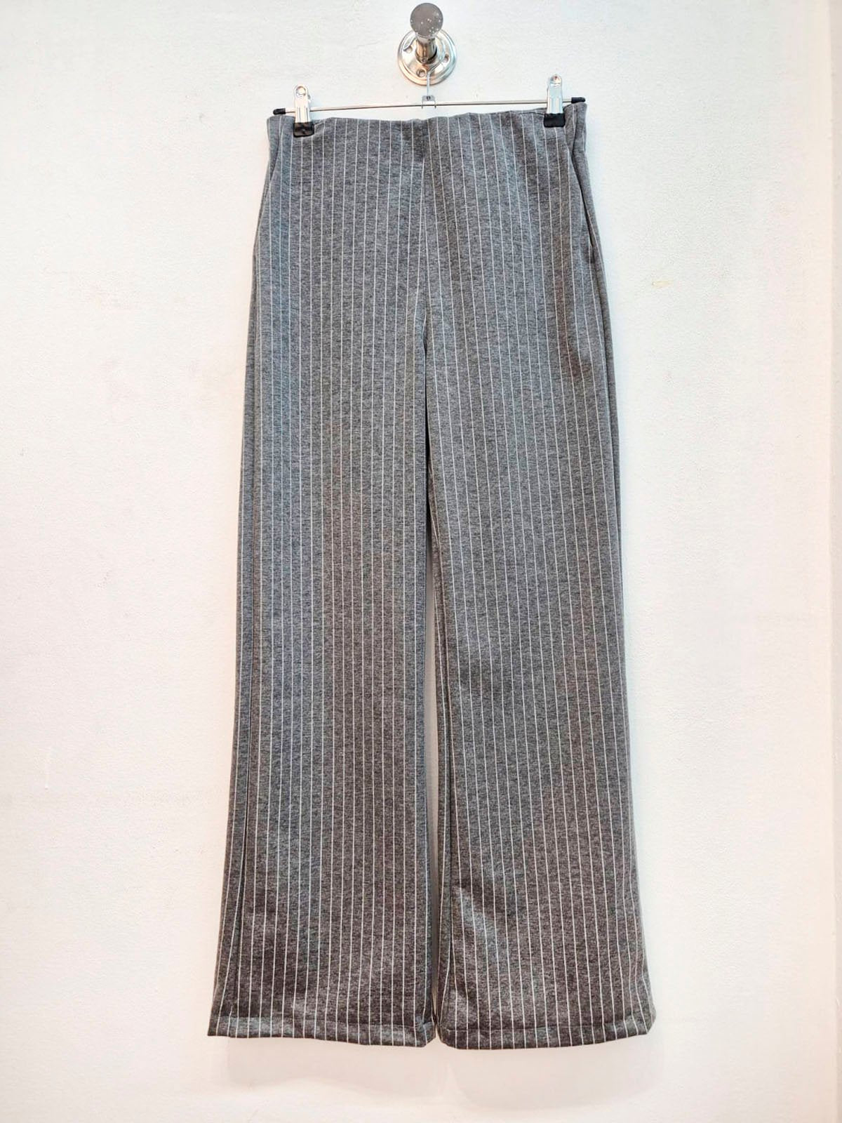Pantalón gris rayadillo de tiro alto y pierna ancha