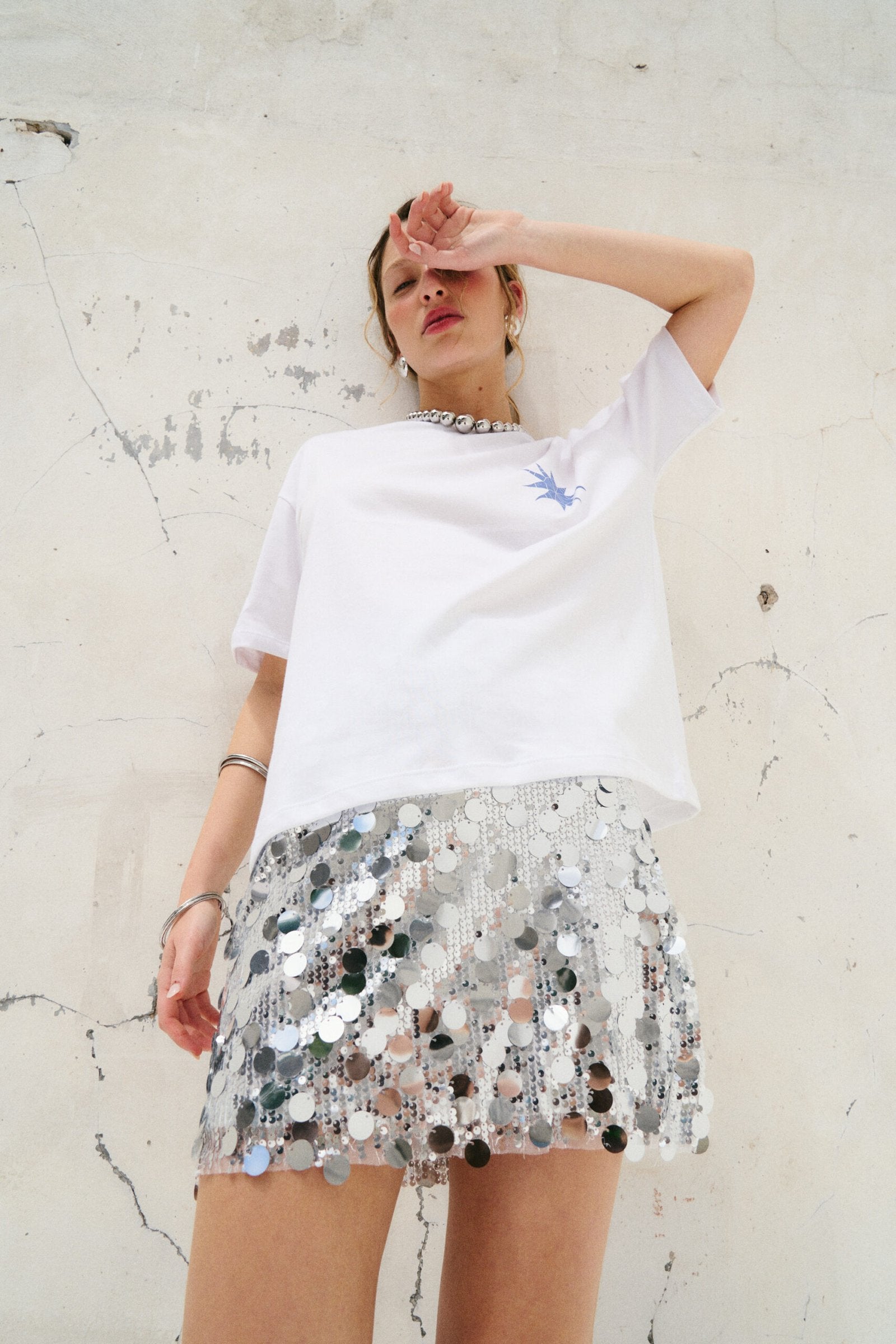 Pollera corta de lentejuelas multicolores con base blanca