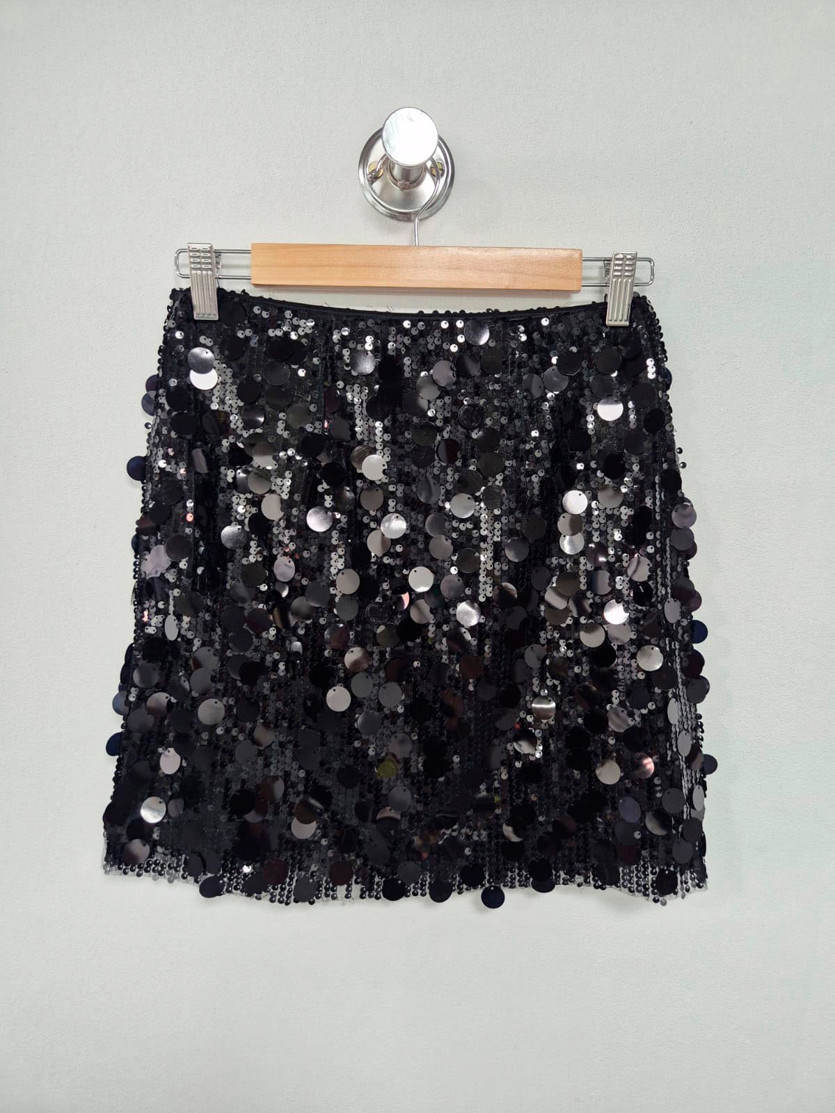 Pollera negra con lentejuelas y paillettes plateadas brillantes