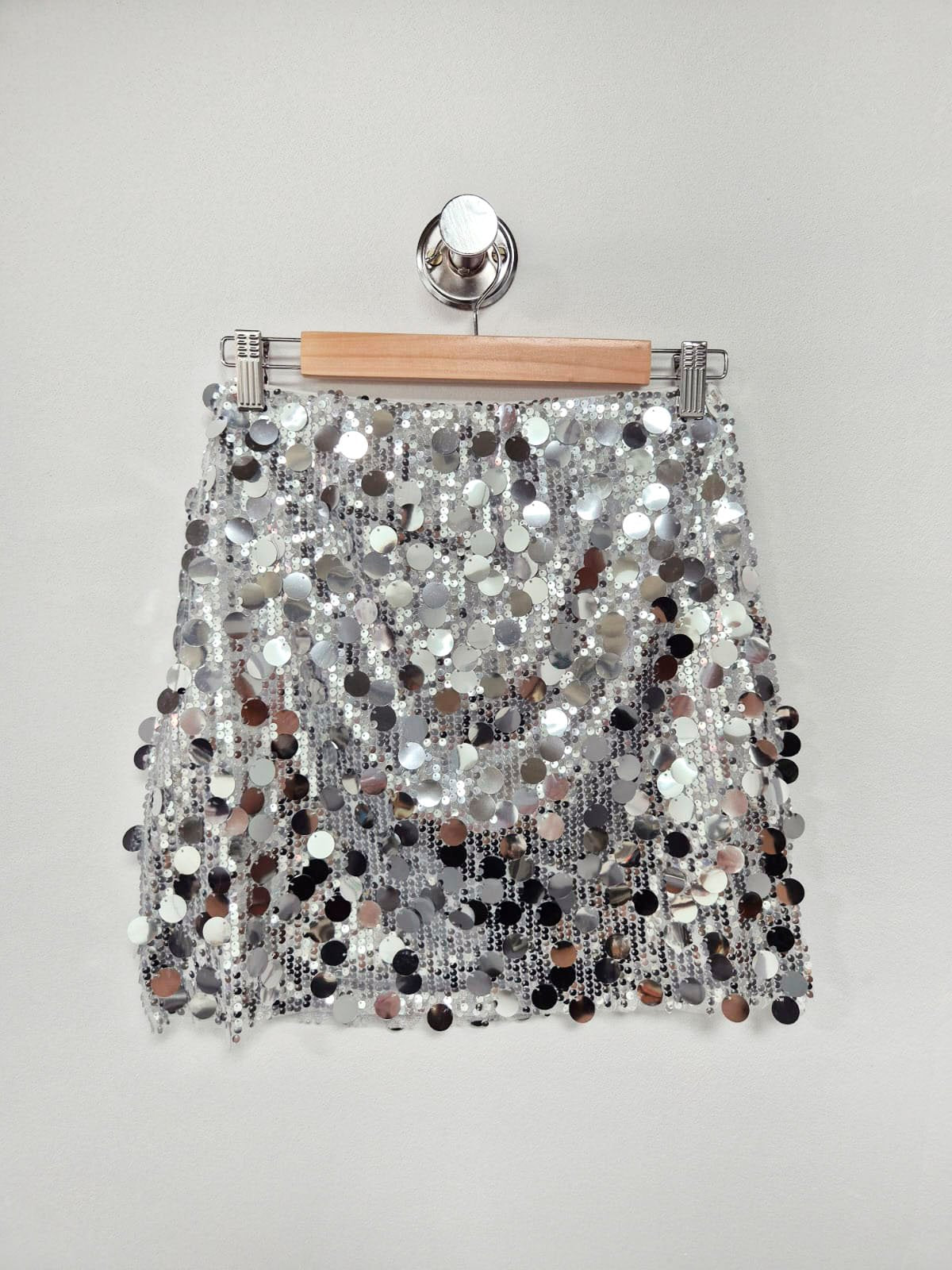 Pollera corta de lentejuelas multicolor con base blanca y negro